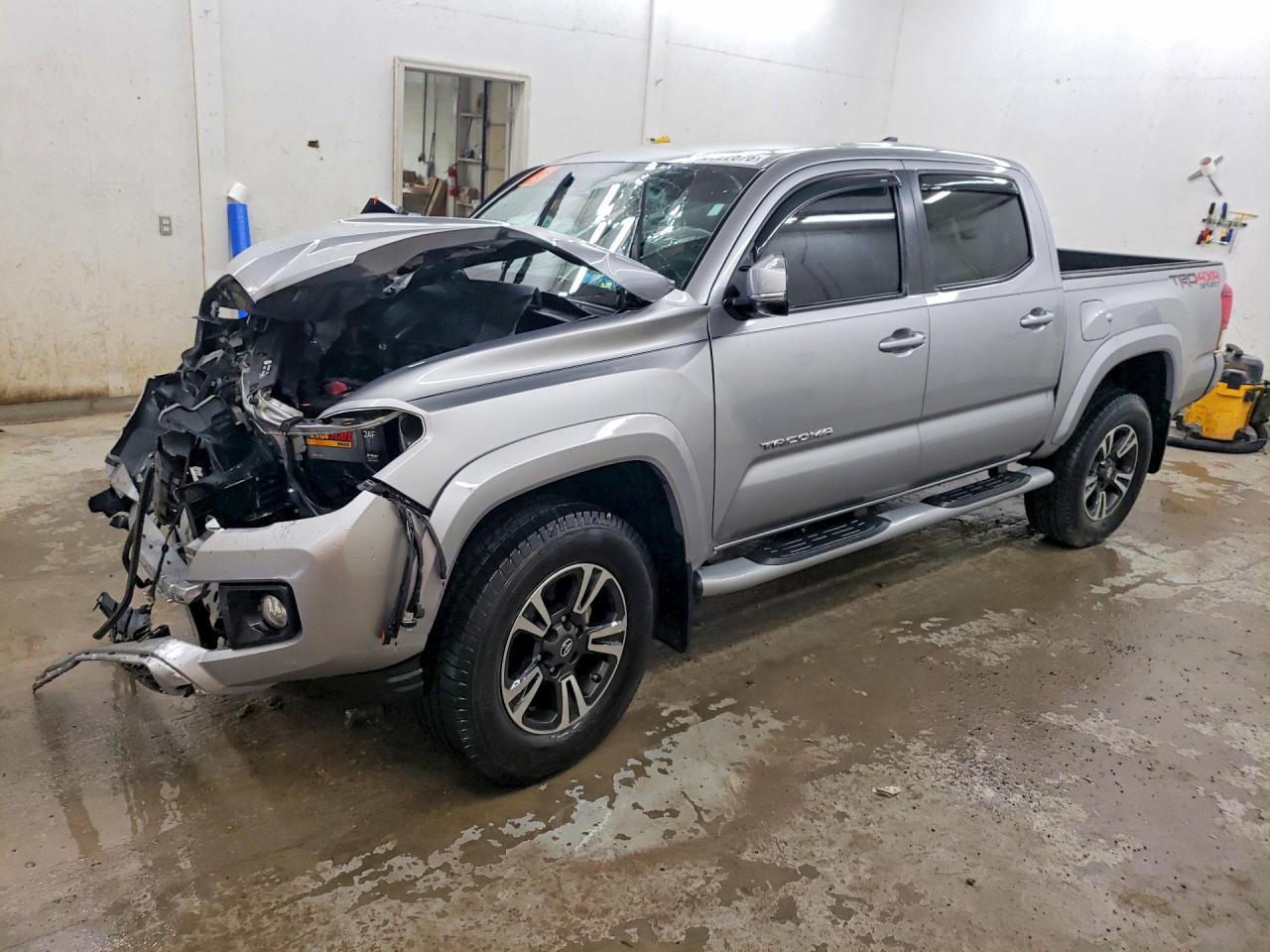 2019 Toyota Tacoma SR, VIN 3TMCZ5AN6KM190932 — Front end