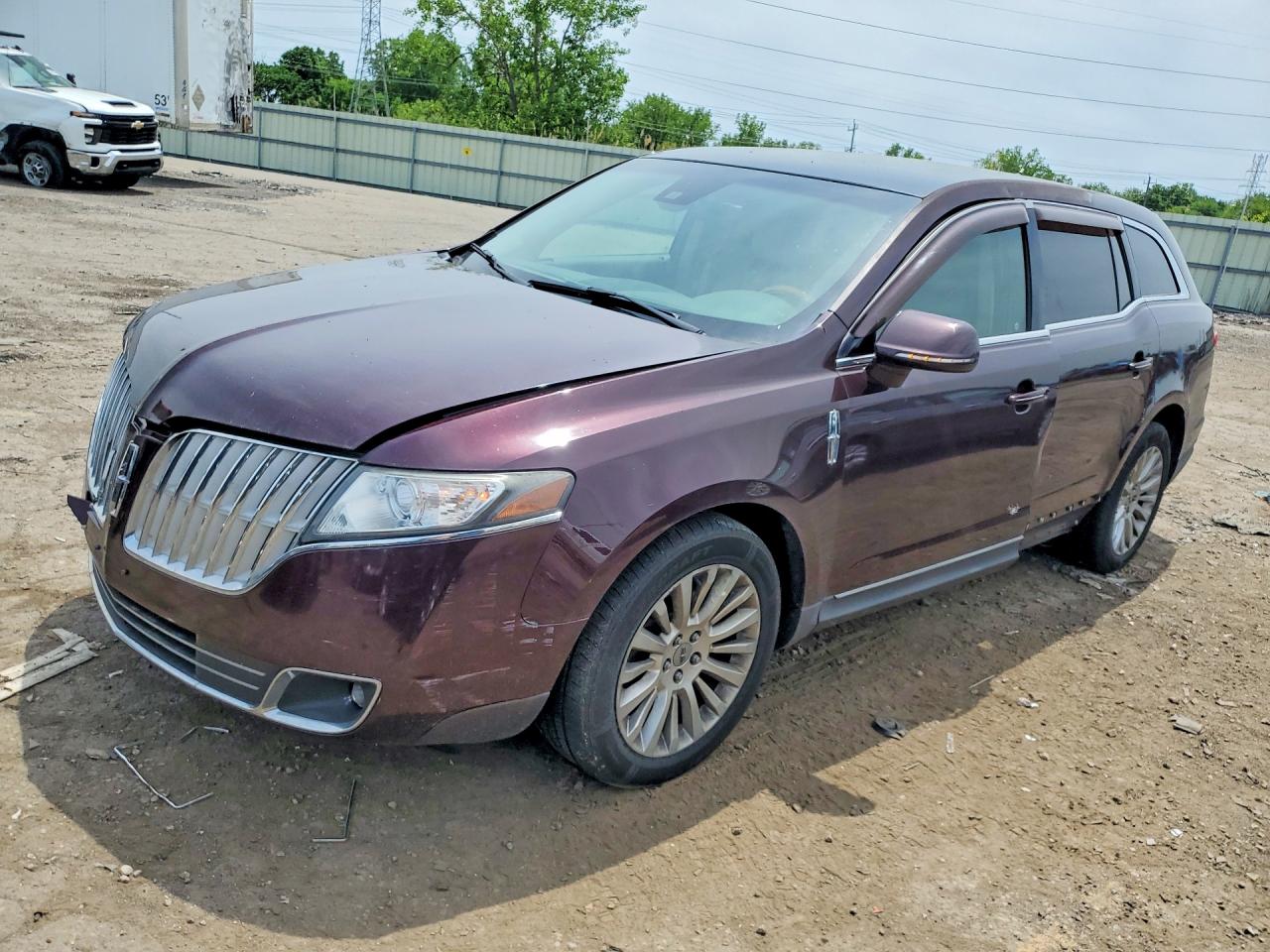 2011 Lincoln MKT, VIN 2LMHJ5AR6BBJ50805 — Side
