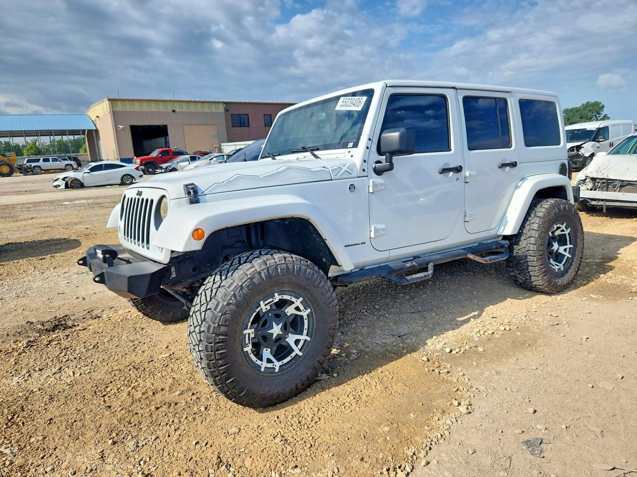 2015 Jeep Wrangler Unlimited Sahara, VIN 1C4BJWEG3FL607922 — Бок