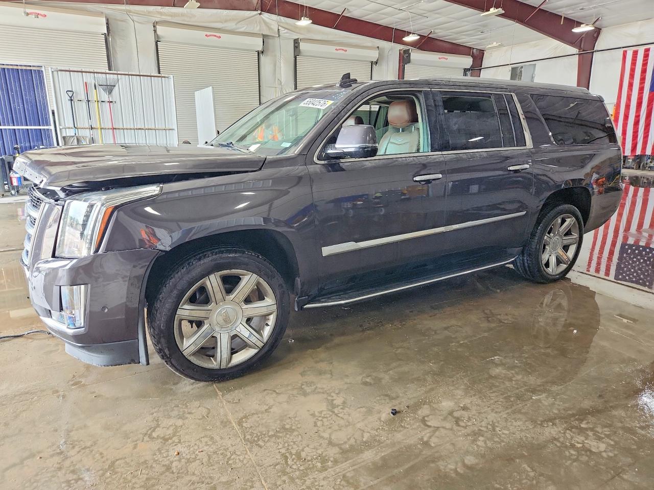 2018 Cadillac Escalade ESV Luxury, VIN 1GYS4HKJ9JR235120 — Front end