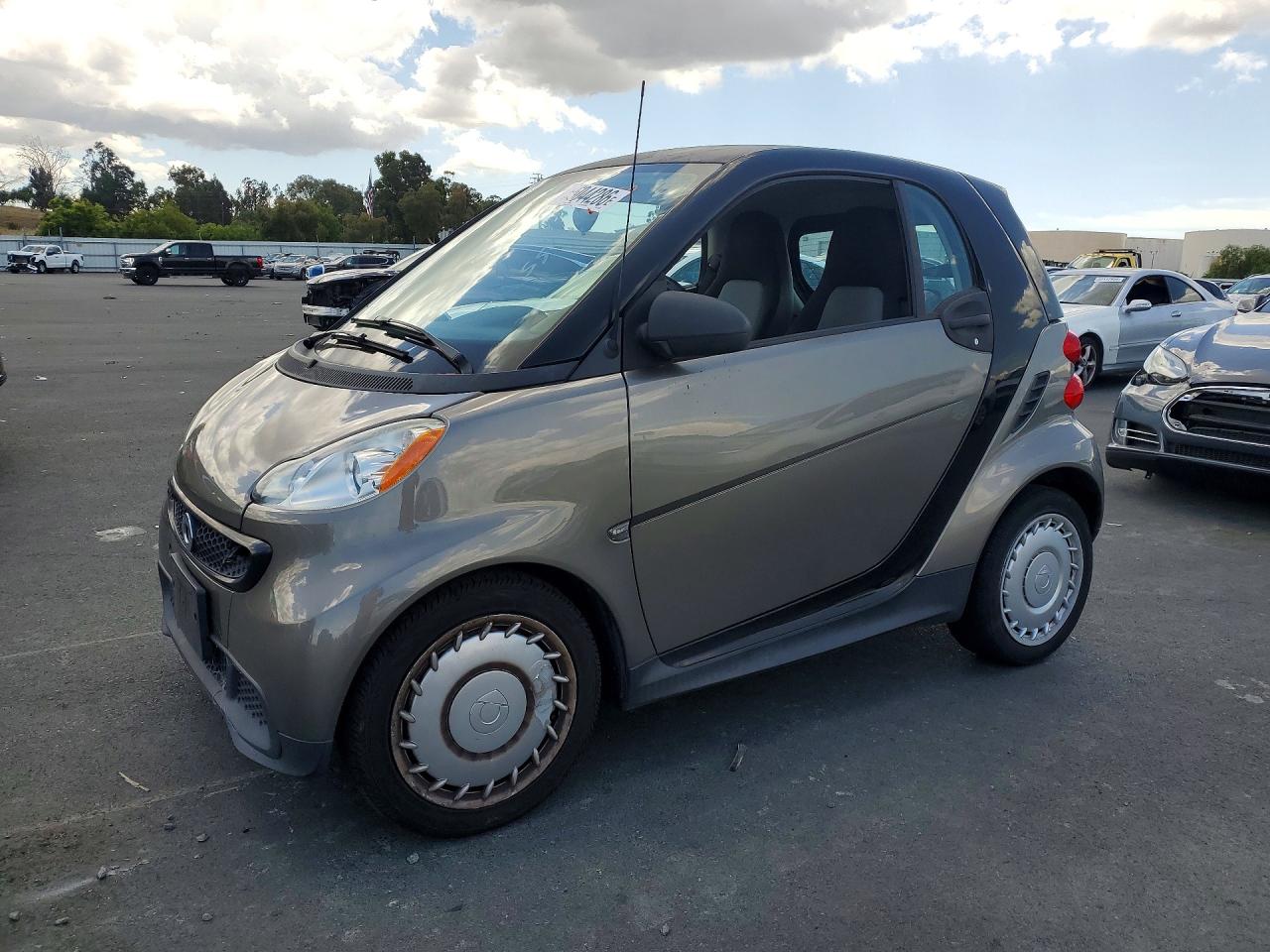 2013 Smart fortwo Pure, VIN WMEEJ3BA6DK613892 — Зад