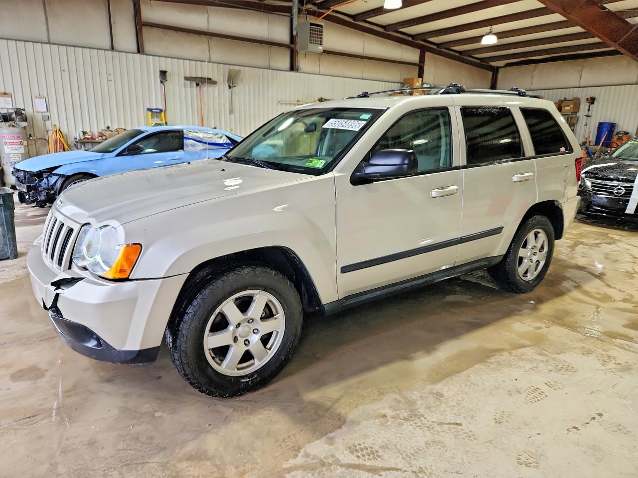 2009 Jeep Grand Cherokee Laredo, VIN 1J8GR48K79C521710 — Front end