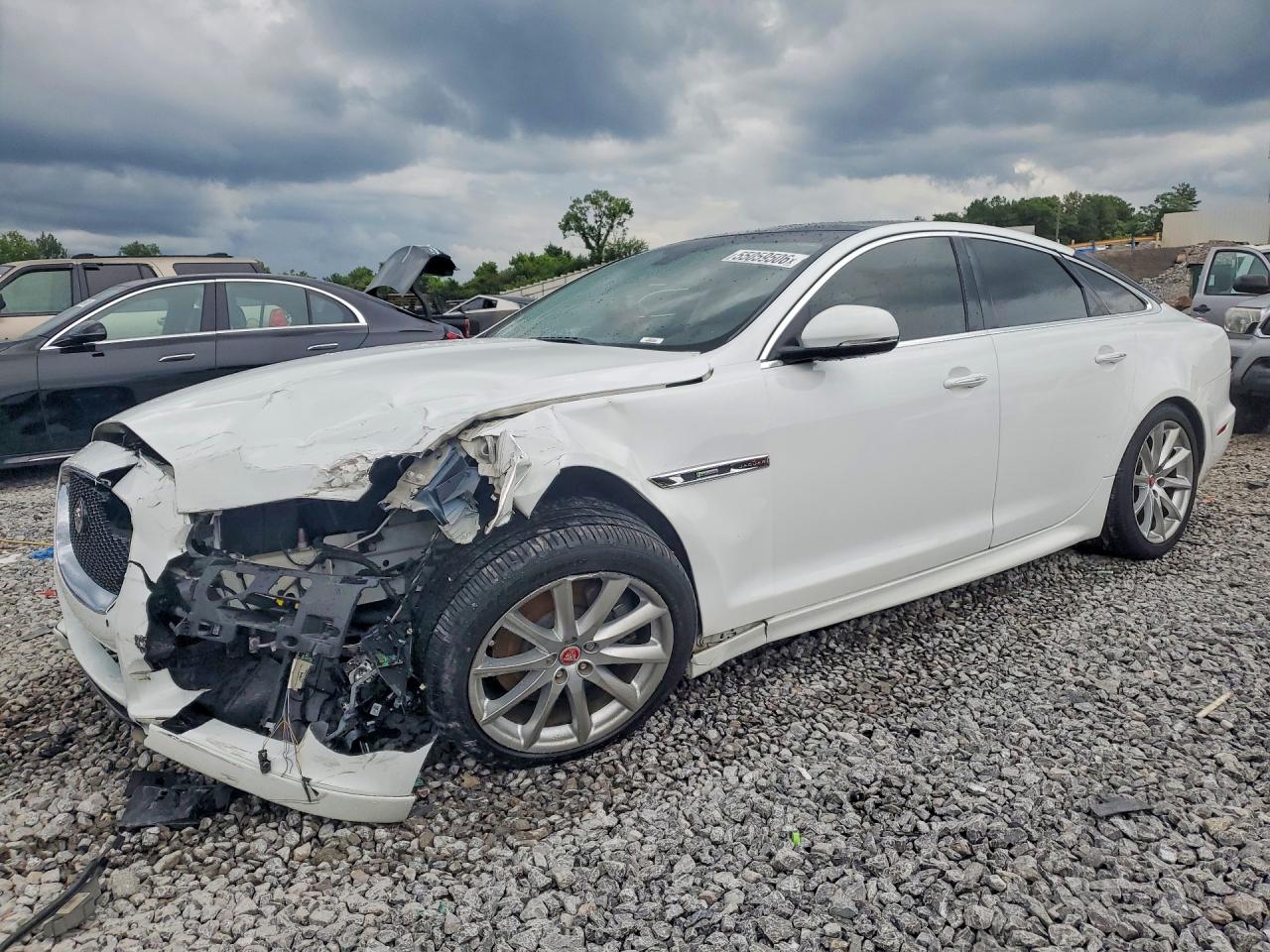 2016 Jaguar XJ R-Sport, VIN SAJWJ1CD5G8V92276 — Front end