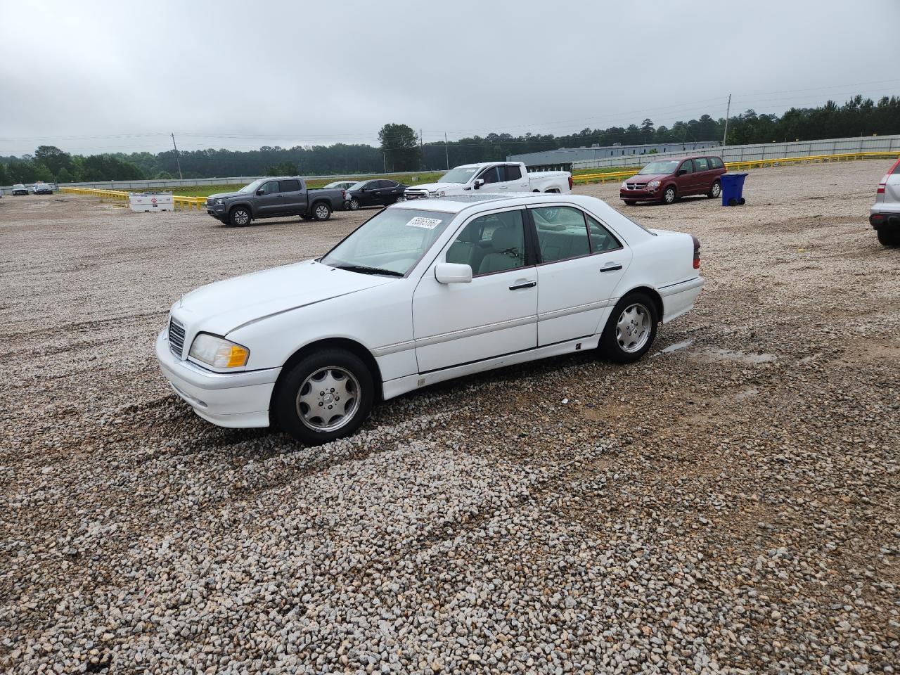 1998 Mercedes-Benz C 230/260/280/320, VIN WDBHA23G5WA547562 — Front end
