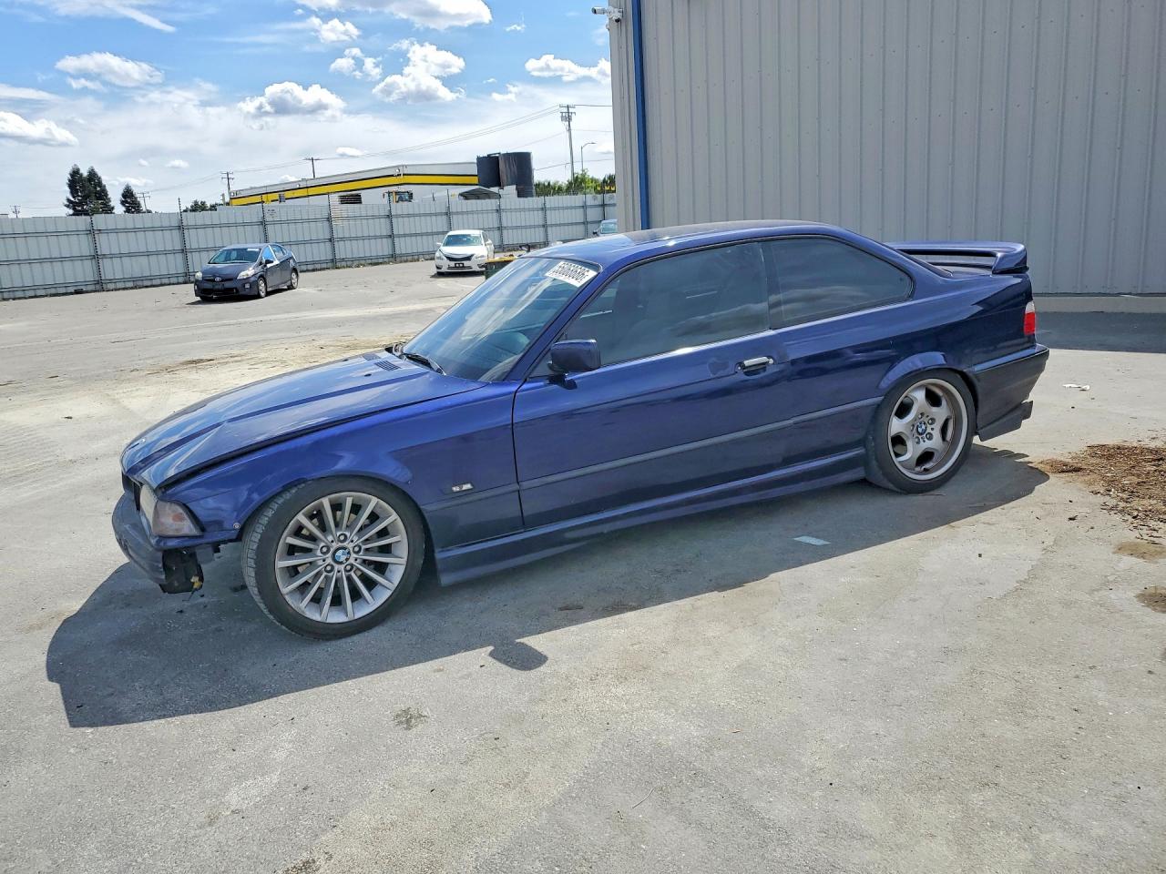 1995 BMW 318, VIN WBABE5328SJA13211 — Front end