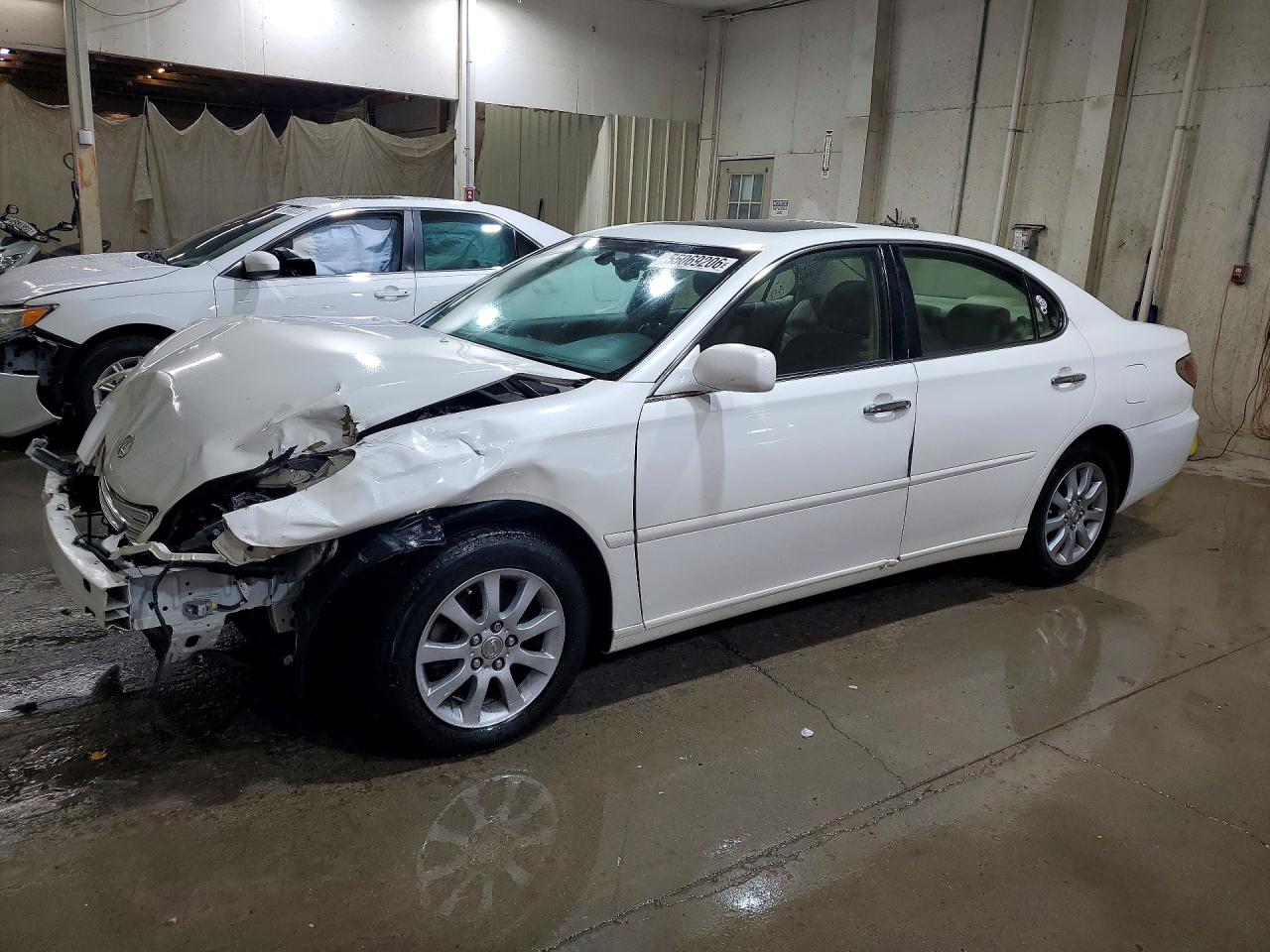 2004 Lexus ES 350, VIN JTHBA30G745032262 — Перед