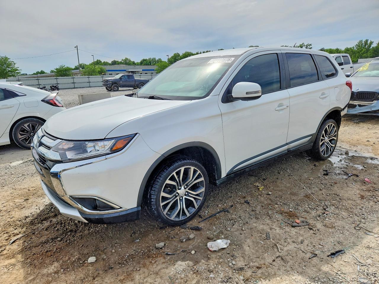 2016 Mitsubishi Outlander SE, VIN JA4AZ3A36GZ021567 — Rear end