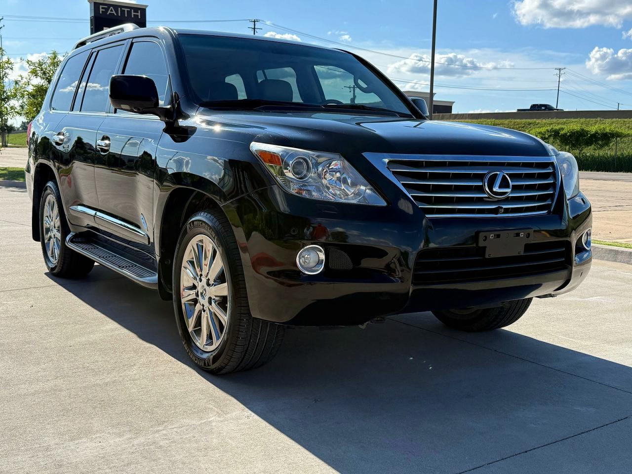 2011 Lexus LX 570, VIN JTJHY7AX5B4083143 — Фото с аукциона