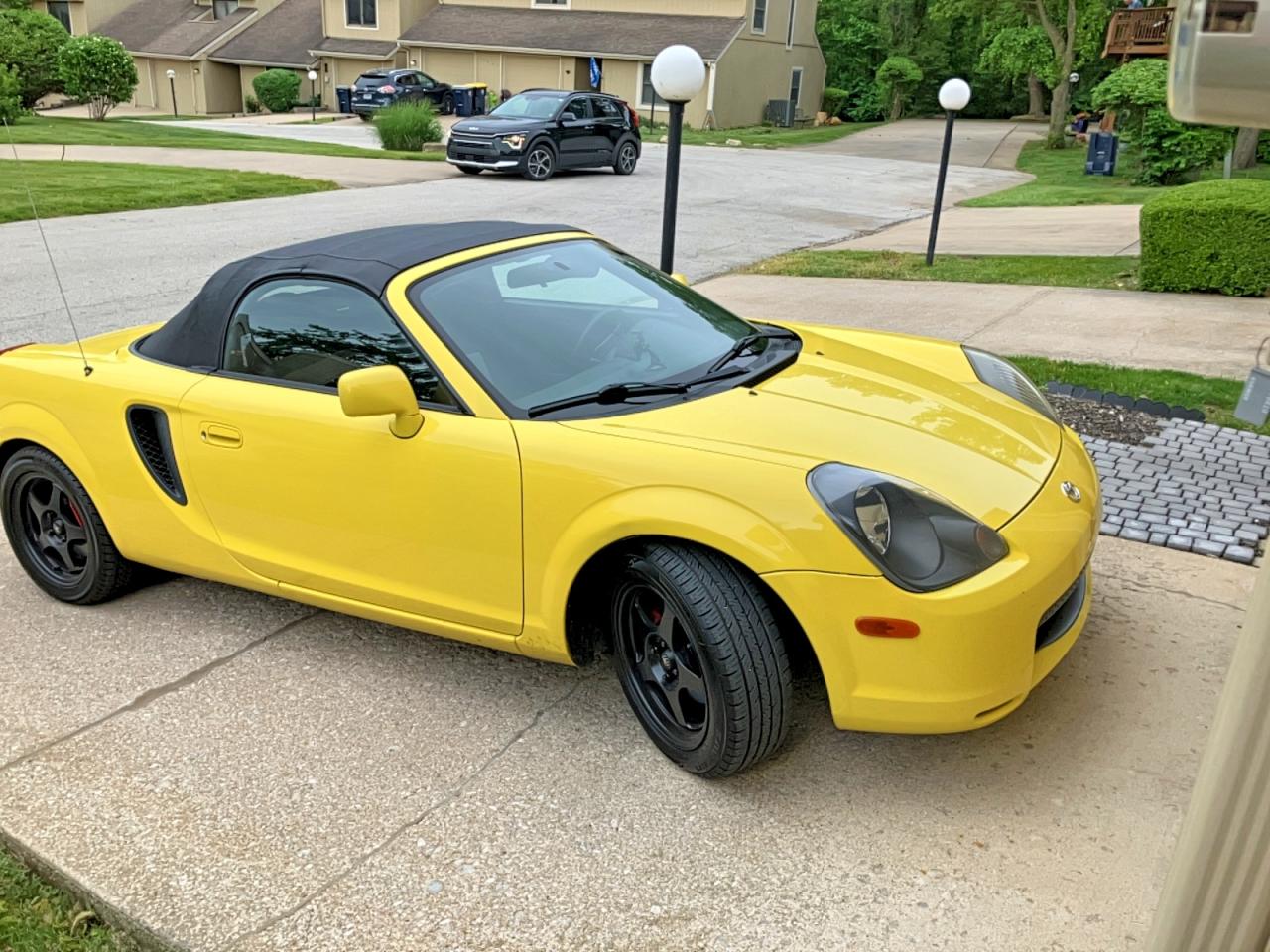 2001 Toyota MR2, VIN JTDFR320X10033944 — Normal wear