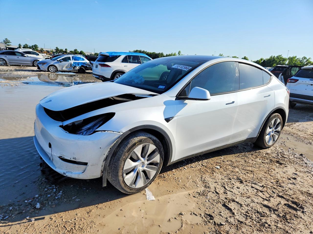 2021 Tesla Model Y Long Range, VIN 5YJYGDEE1MF086002 — Front end