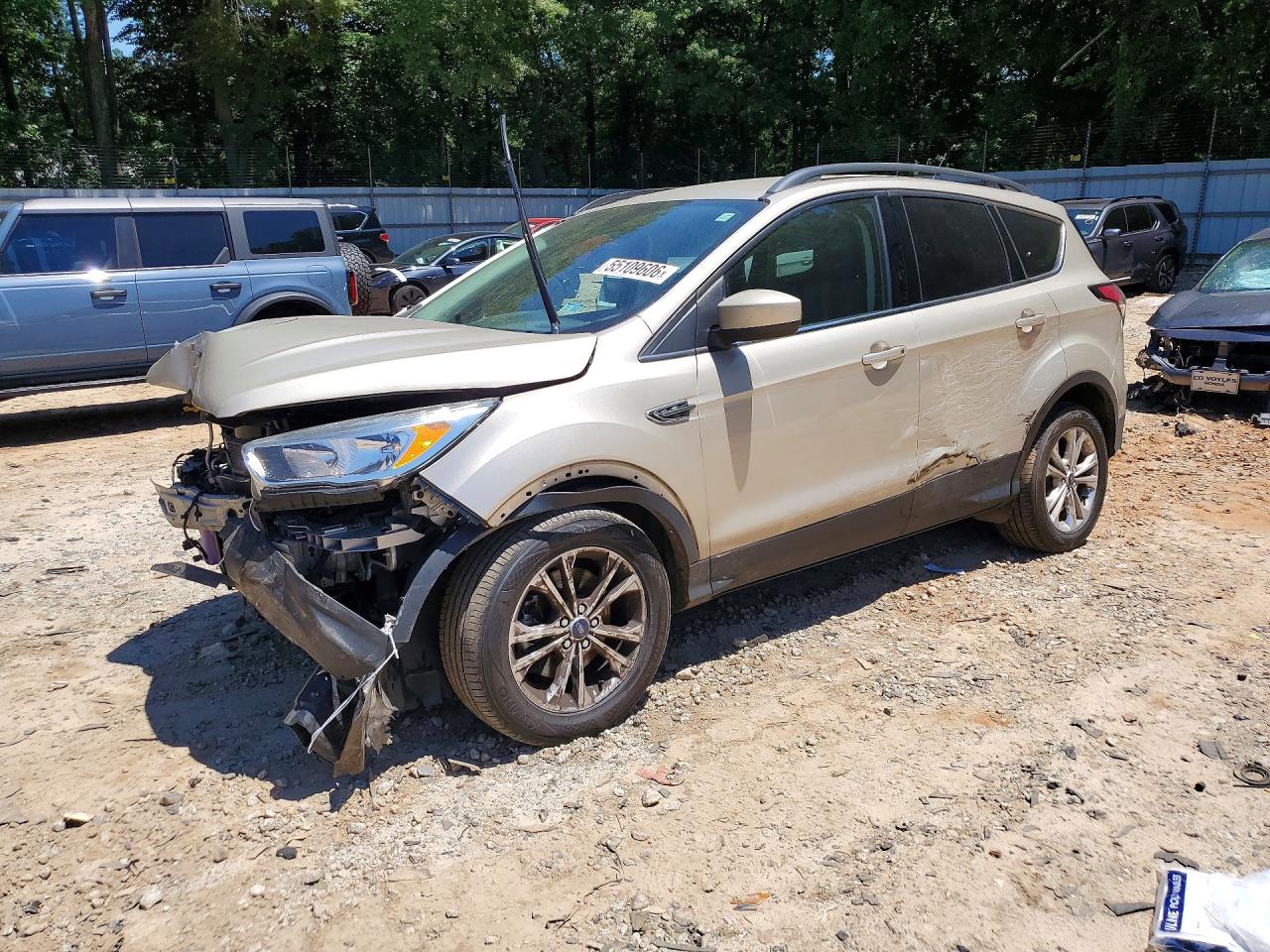 2018 Ford Escape SE, VIN 1FMCU9GD8JUA77381 — Front end