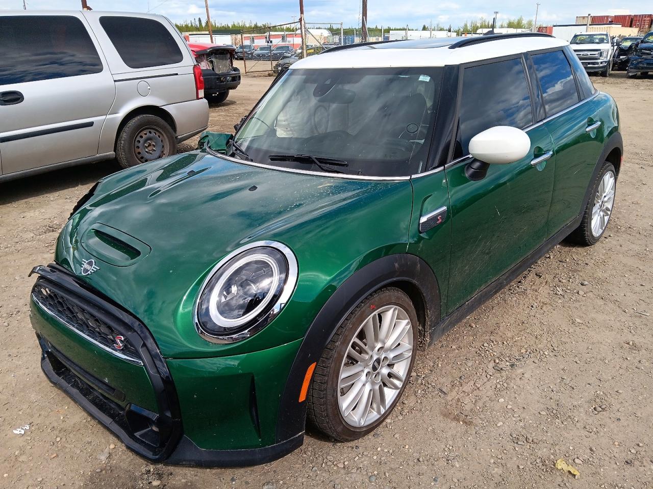 2023 MINI Hardtop 4 Door Cooper S, VIN WMW53DK00P2T68112 — Перед