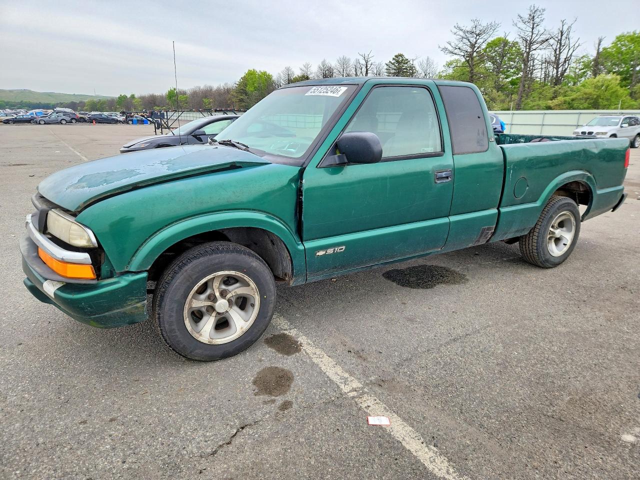1998 Chevrolet S-10 LS, VIN 1GCCS1947WK267457 — Front end