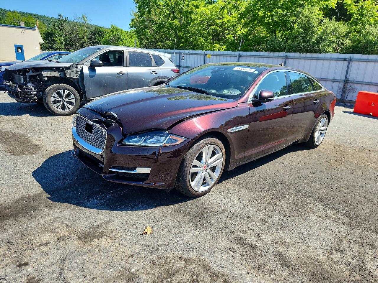 2018 Jaguar XJ Portfolio, VIN SAJWJ2GD1J8W14393 — Front end