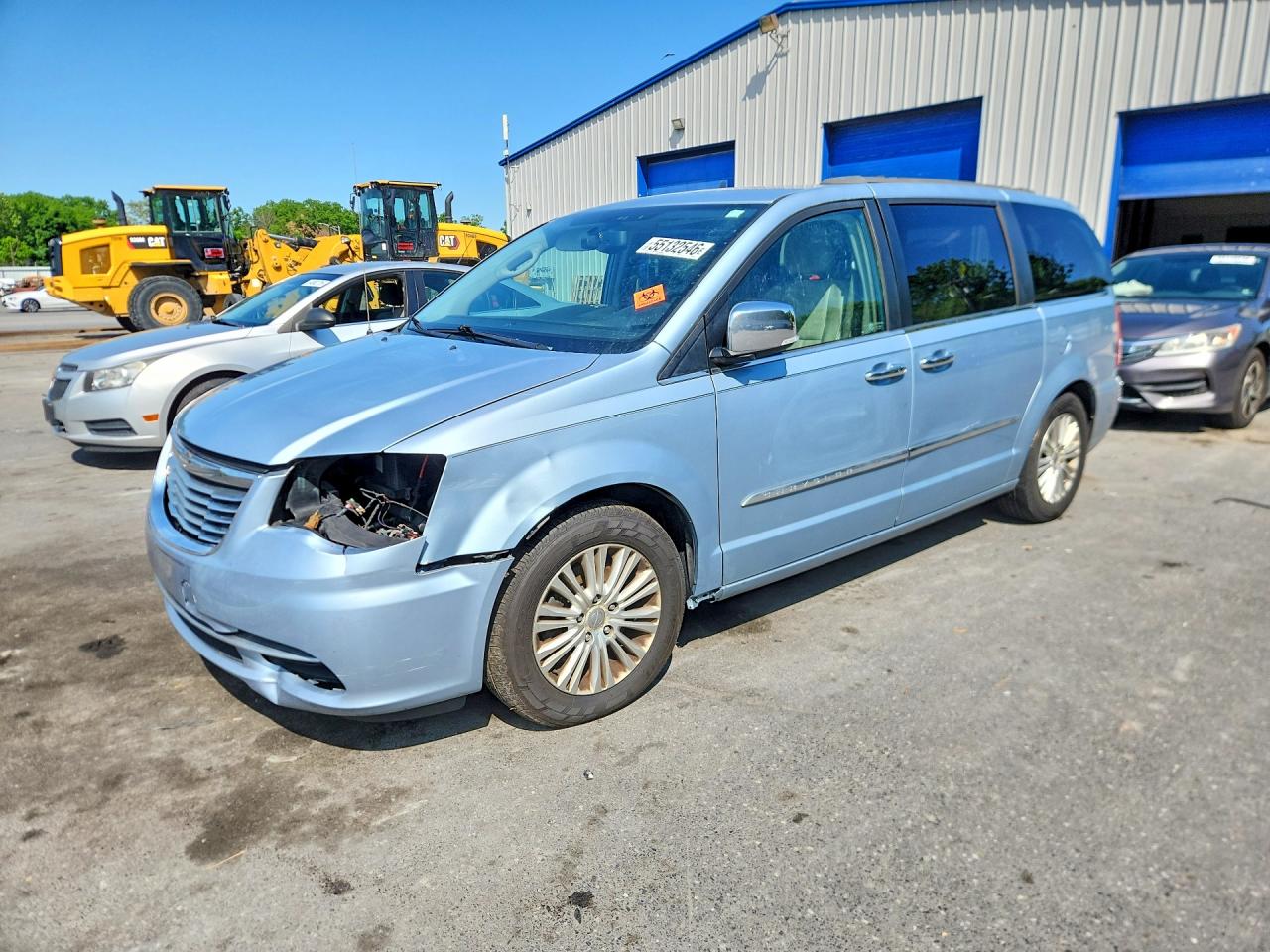 2013 Chrysler Town & Country Touring L, VIN 2C4RC1CG4DR569037 — Перед
