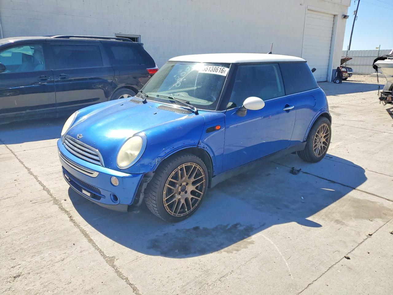 2006 MINI Hardtop, VIN WMWRC33596TK73207 — Перед