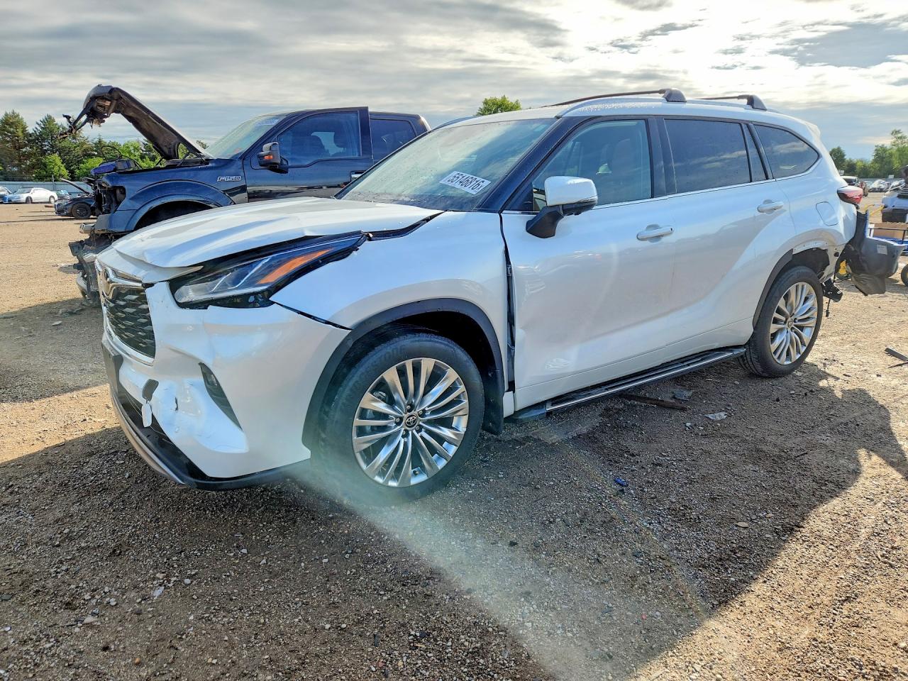 2025 Toyota Highlander Platinum, VIN 5TDKDRBH2SS586611 — Front end