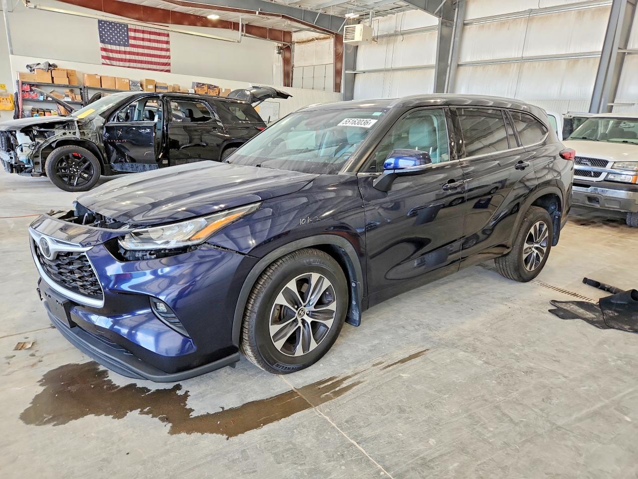 2020 Toyota Highlander XLE, VIN 5TDGZRBHXLS004523 — Front end