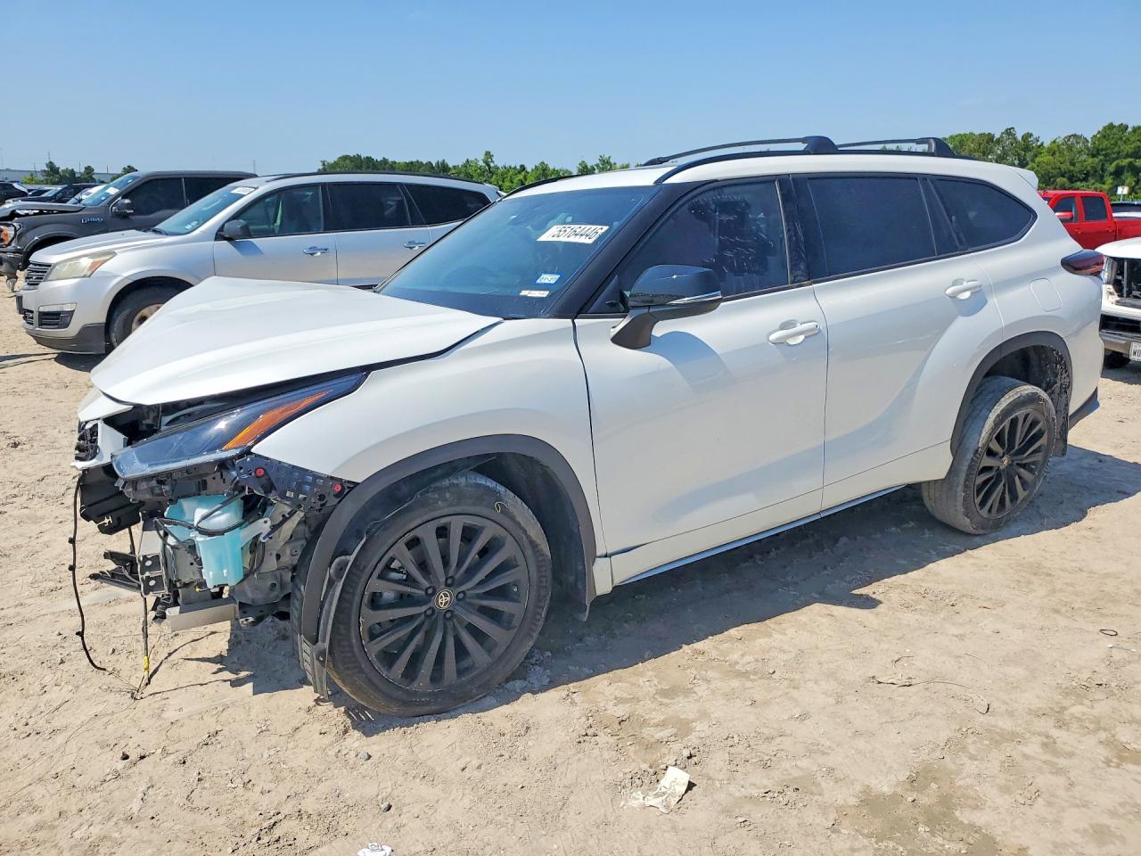 2025 Toyota Highlander Platinum, VIN 5TDKDRBH4SS577022 — Front end