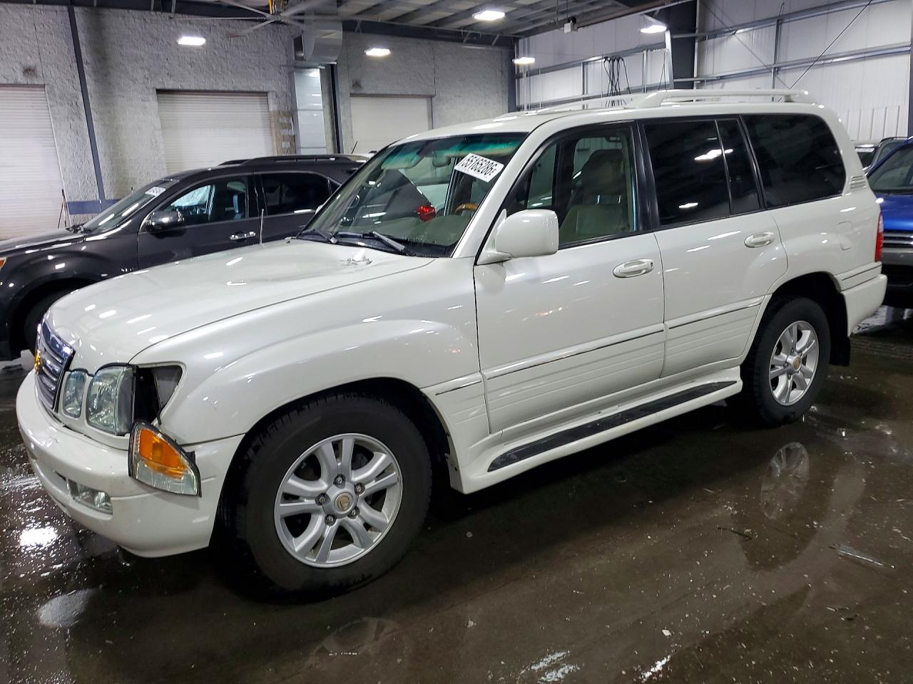 2005 Lexus LX 470, VIN JTJHT00W653550983 — Front end