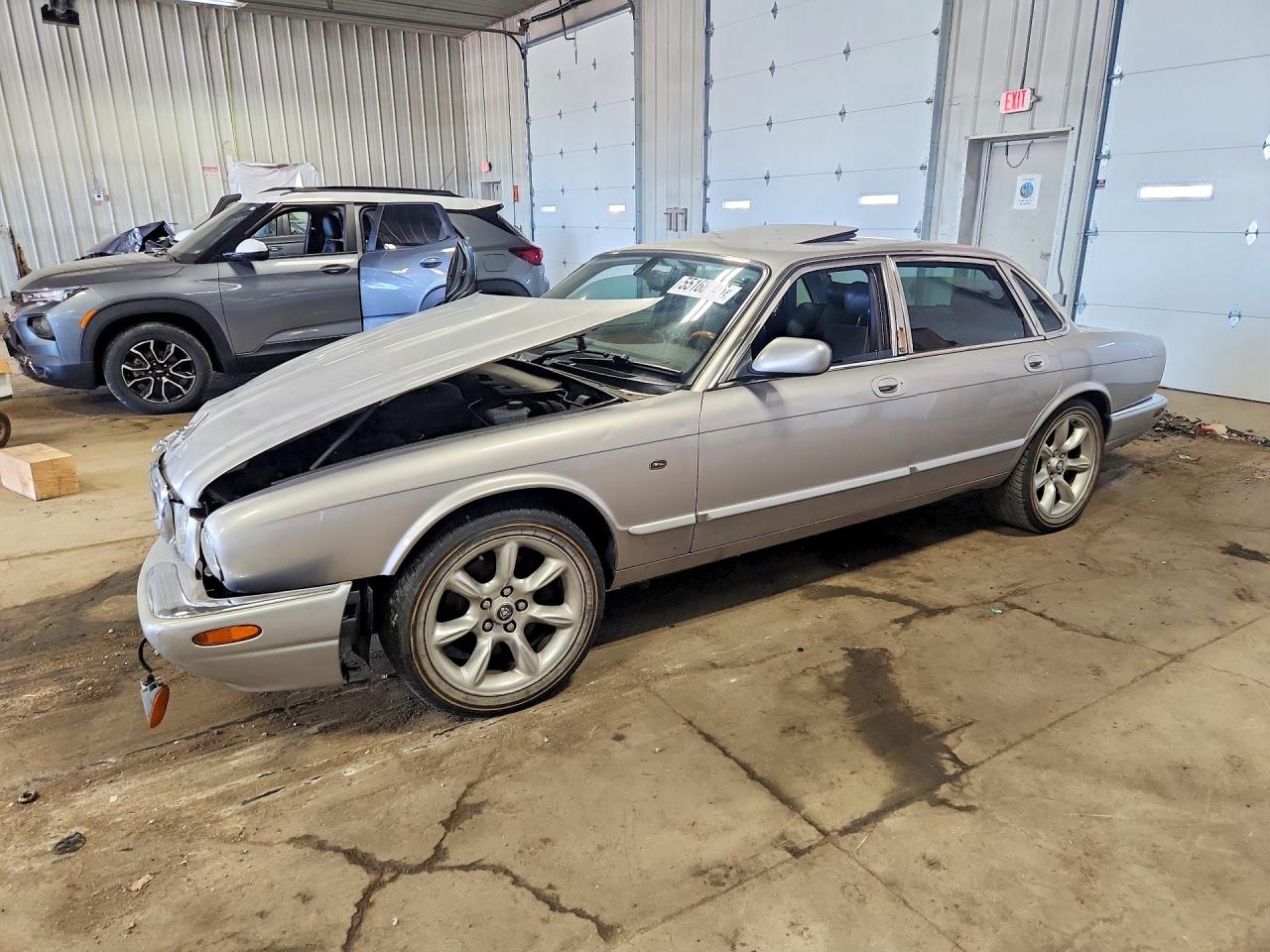 2000 Jaguar XJ Supercharged, VIN SAJDA15B9YMF18129 — Front end