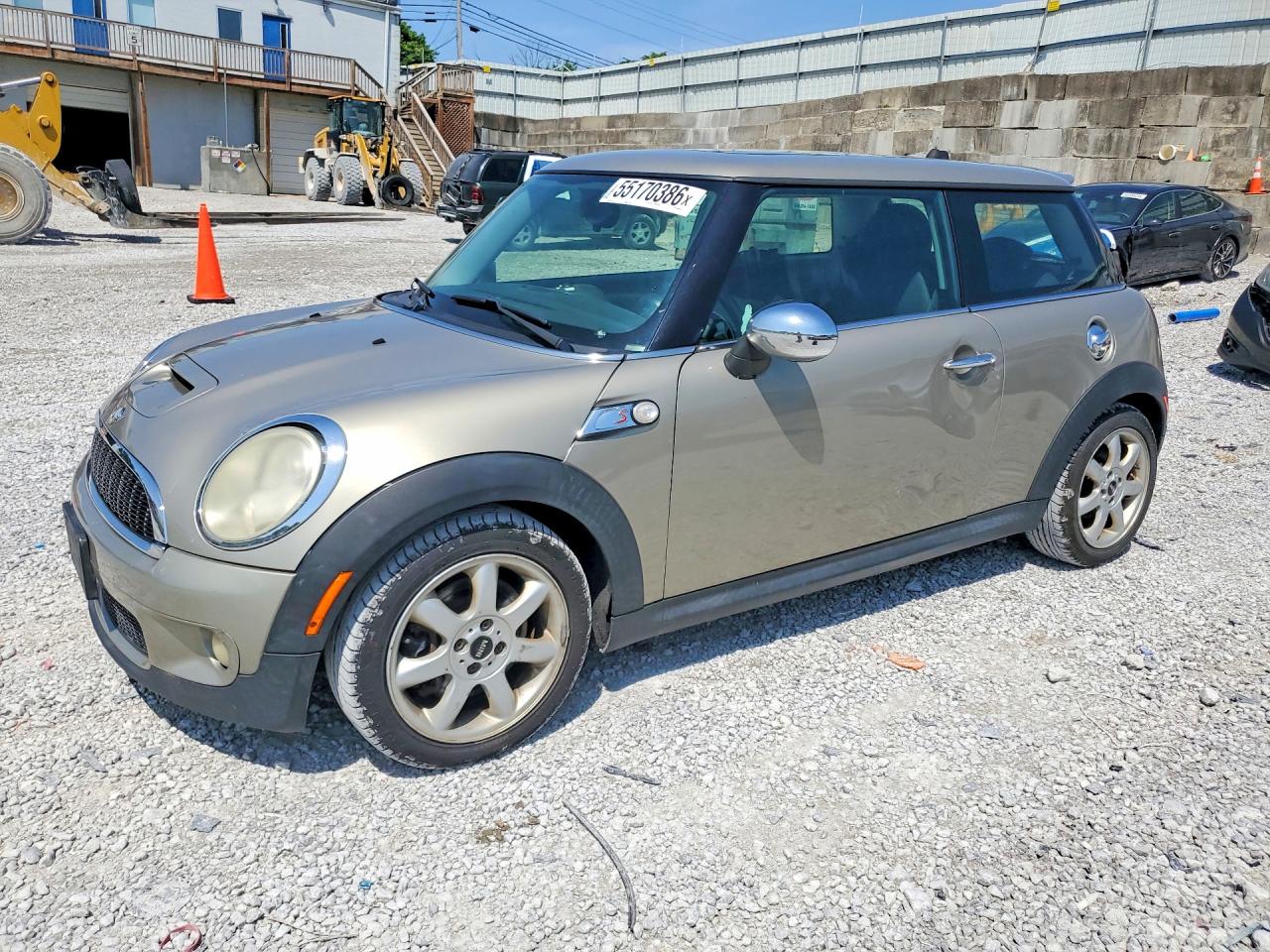 2009 MINI Hardtop S, VIN WMWMF73539TW82820 — Бок