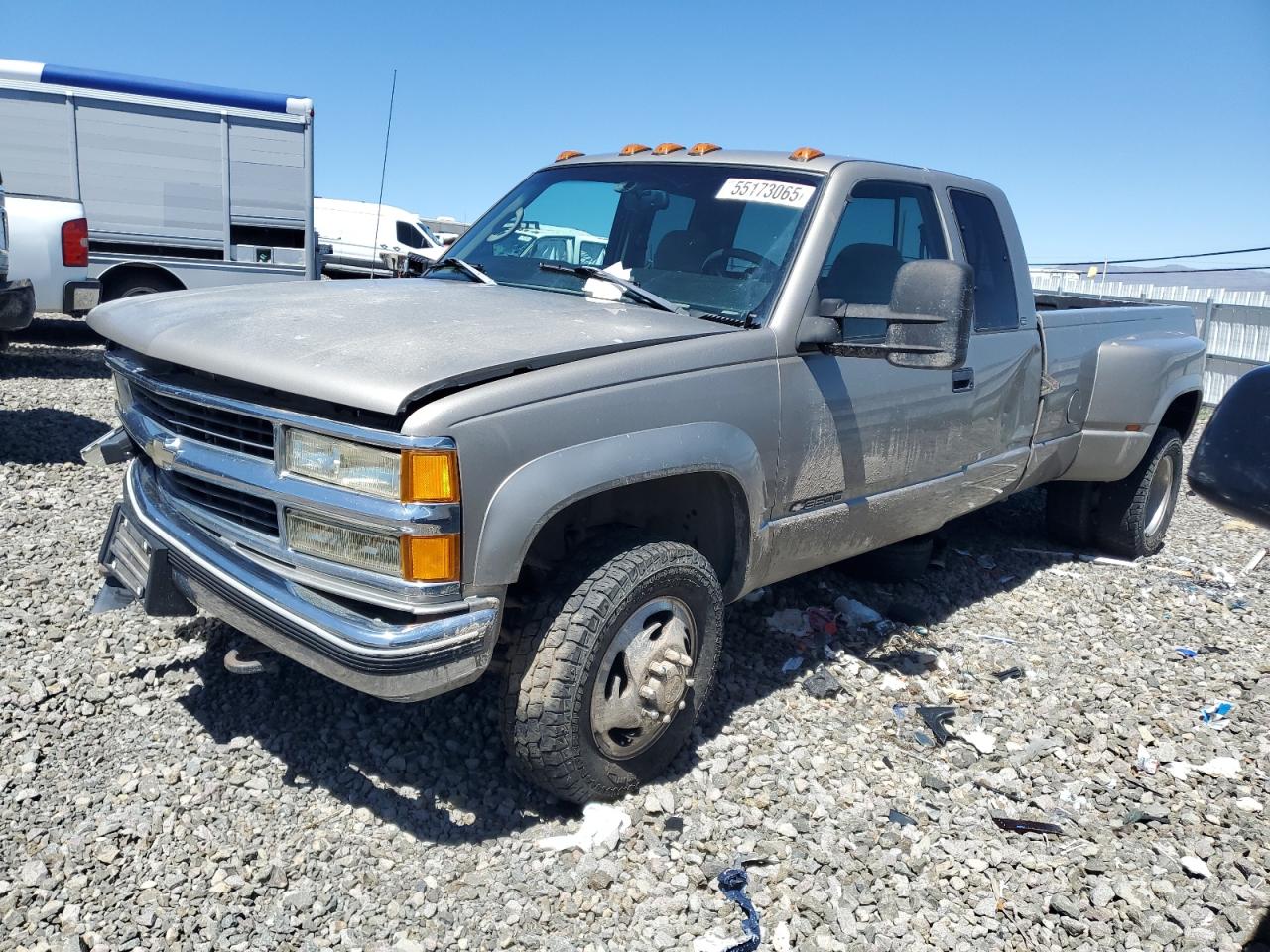 1998 Chevrolet Silverado 3500, VIN 1GCHK39J1WF047148 — Перед