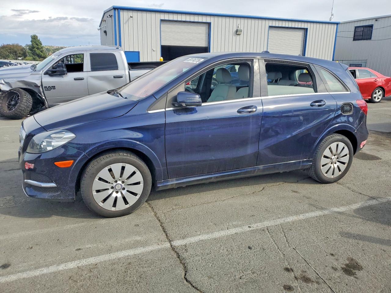 2017 Mercedes-Benz B B 250e, VIN WDDVP9AB0HJ013946 — Minor dents and scratches