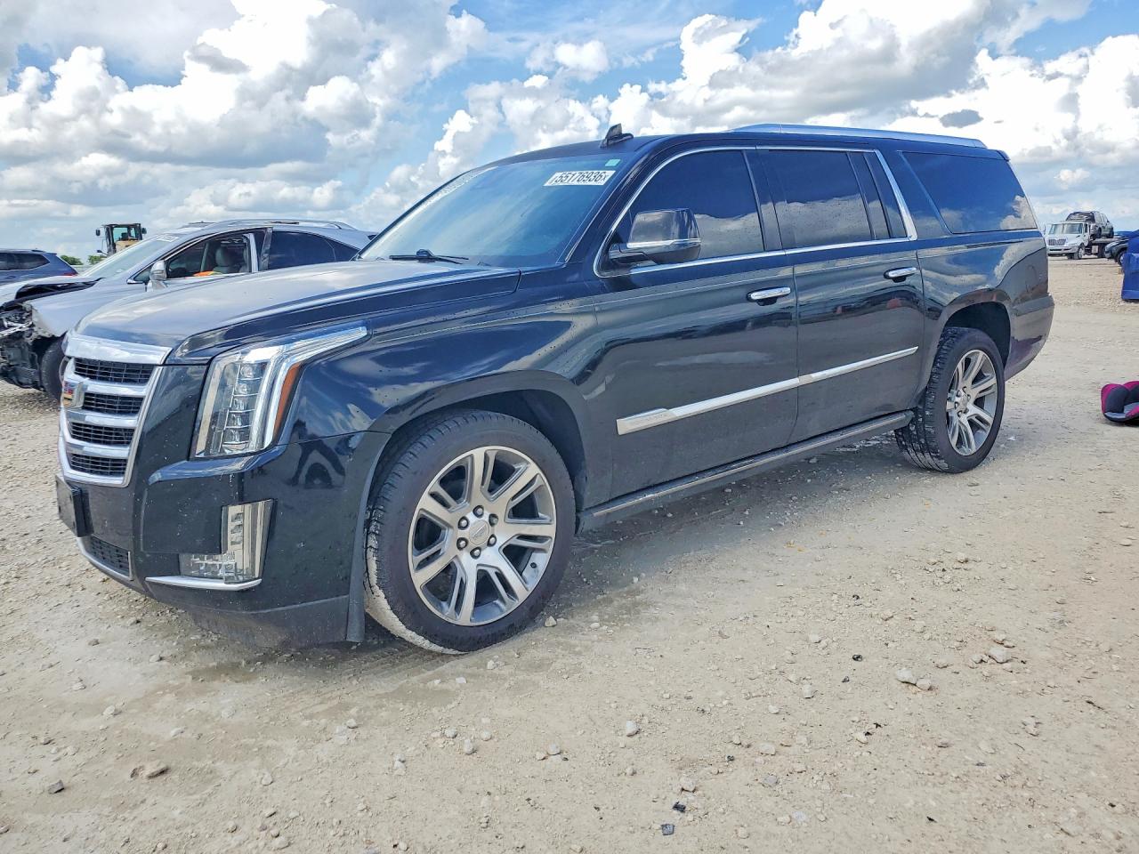 2017 Cadillac Escalade ESV Premium Luxury, VIN 1GYS3JKJ1HR227131 — Front end