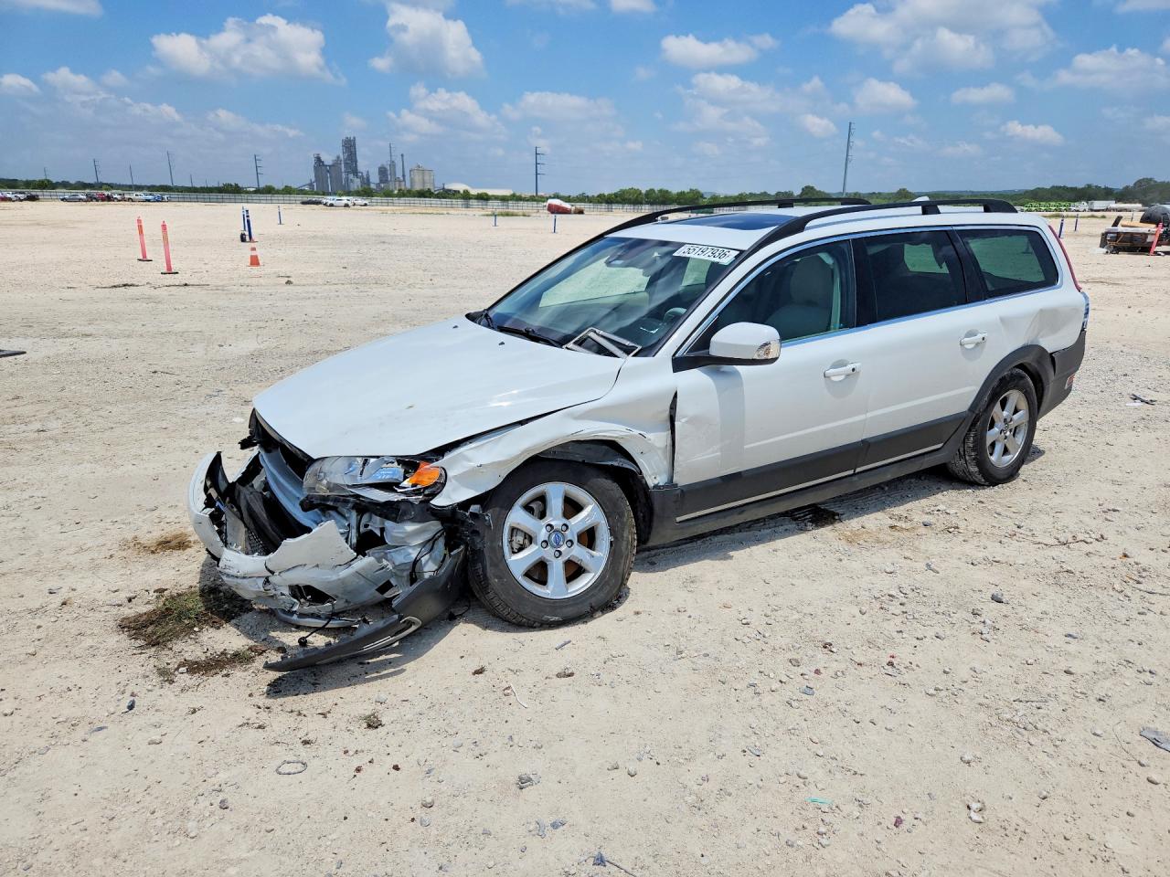 2012 Volvo XC70 3.2L, VIN YV4952BL4C1132797 — Front end
