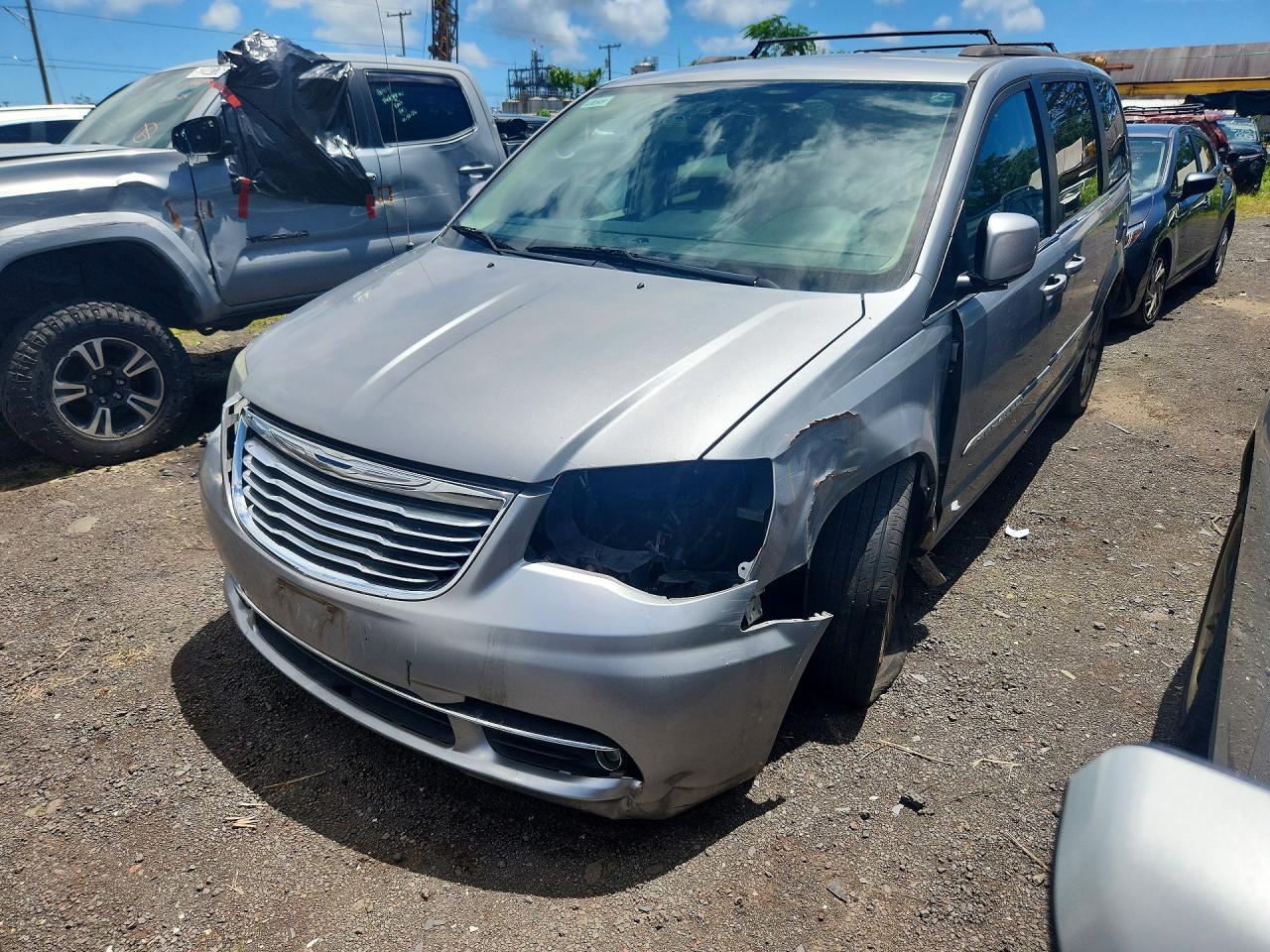 2016 Chrysler Town & Country Touring, VIN 2C4RC1BG1GR173590 — Front end