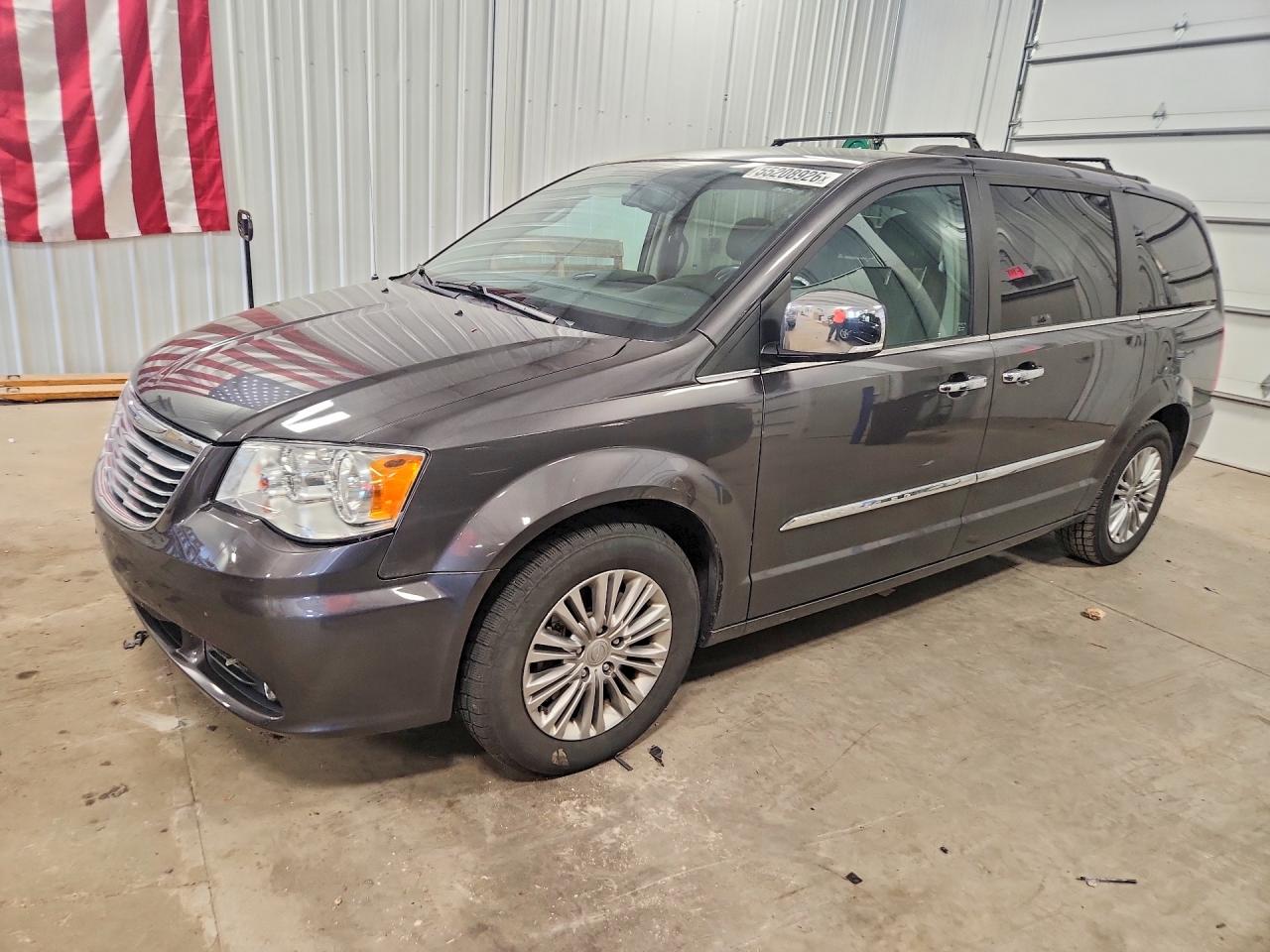 2015 Chrysler Town & Country Touring L, VIN 2C4RC1CG4FR674423 — Фото с аукциона 1 of 4