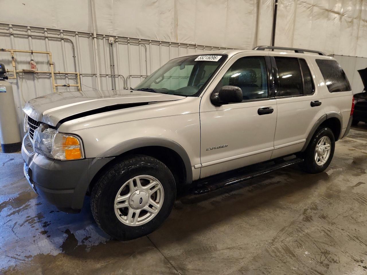 2002 Ford Explorer XLS, VIN 1FMZU72E12ZC67493 — Front end