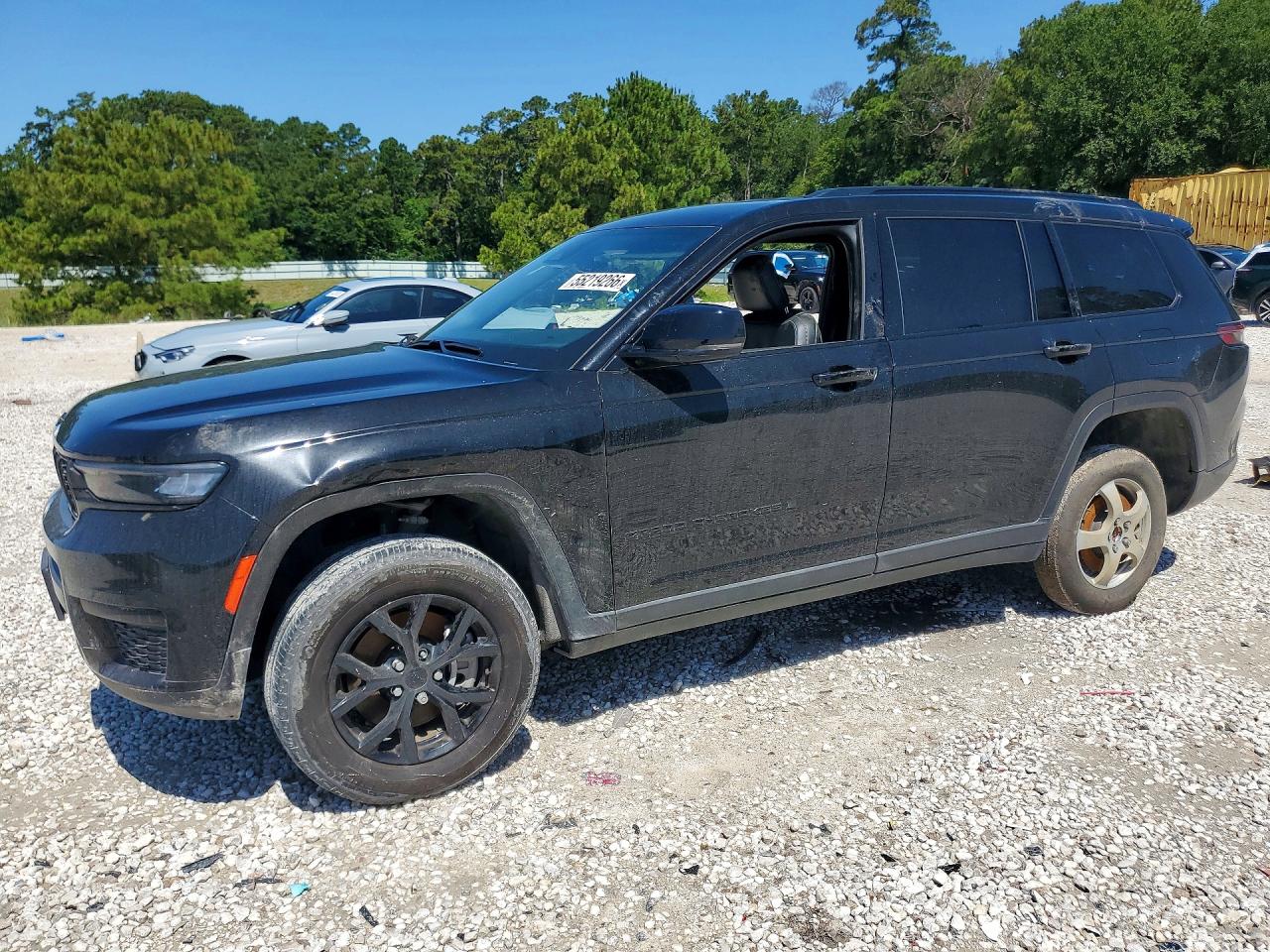 2024 Jeep Grand Cherokee Laredo, VIN 1C4RJJAG8R8621278 — Side