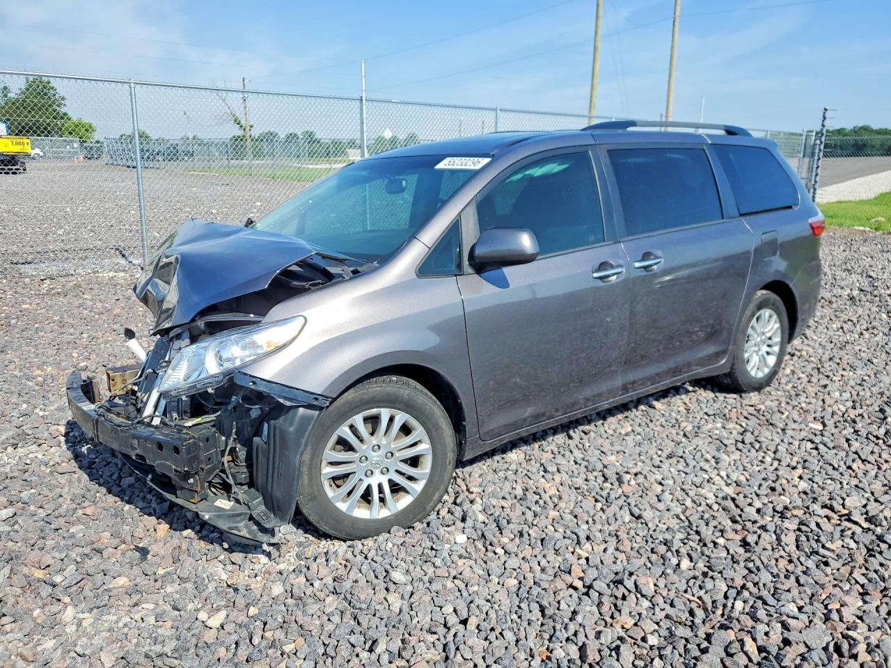2017 Toyota Sienna XLE, VIN 5TDYZ3DC5HS804141 — Front end