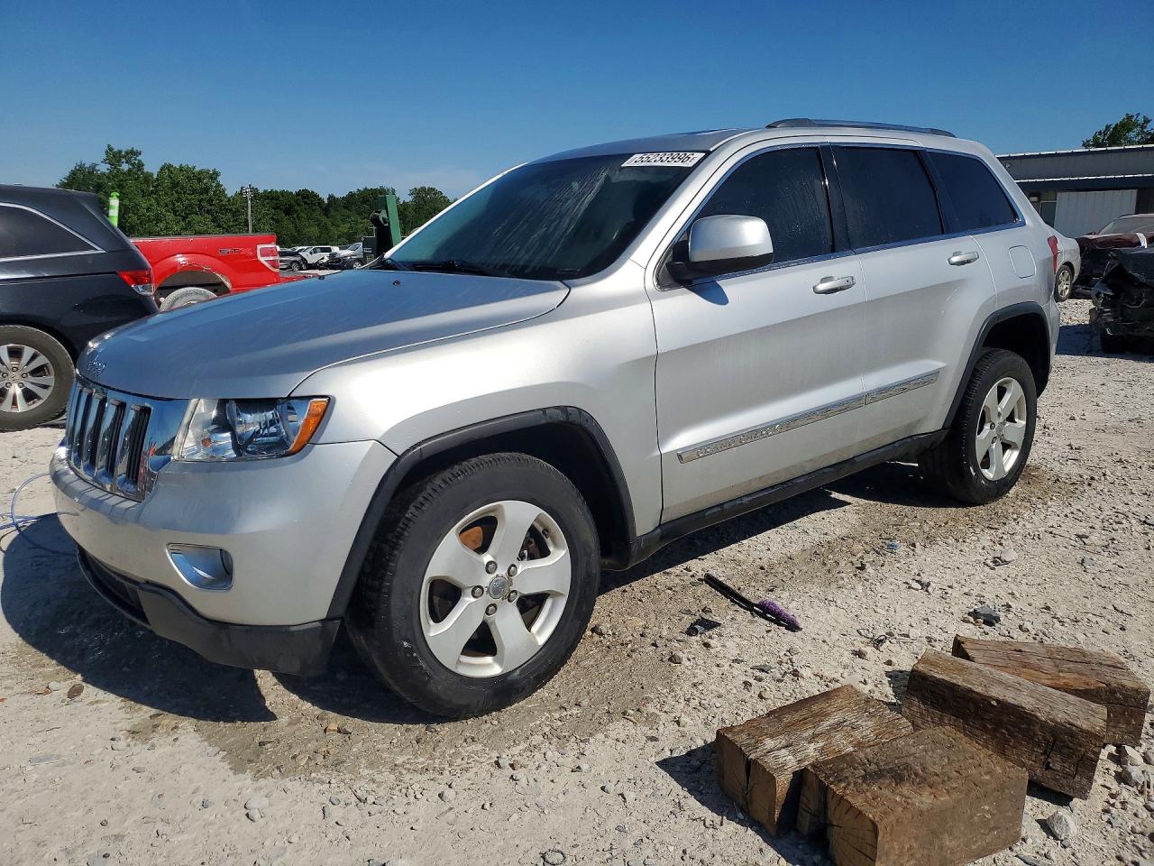 2013 Jeep Grand Cherokee Laredo, VIN 1C4RJFAG2DC585011 — Front end