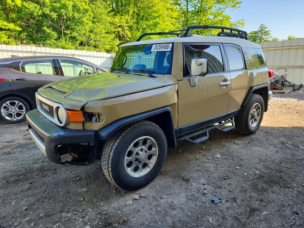 2011 Toyota FJ Cruiser, VIN JTEZU4BF4BK011672 — Front end