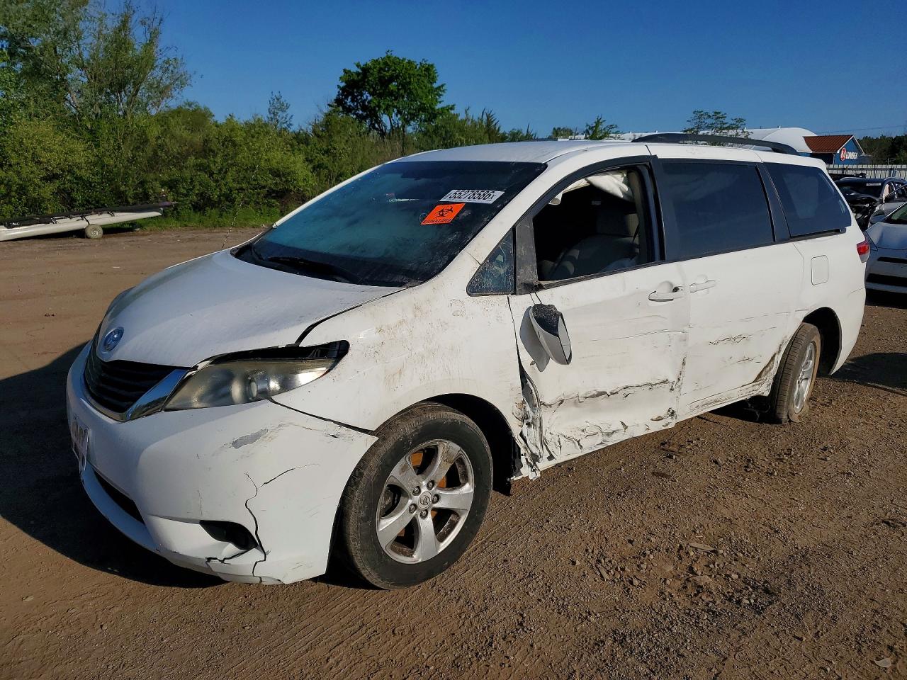 2011 Toyota Sienna LE, VIN 5TDKK3DC1BS050480 — Side
