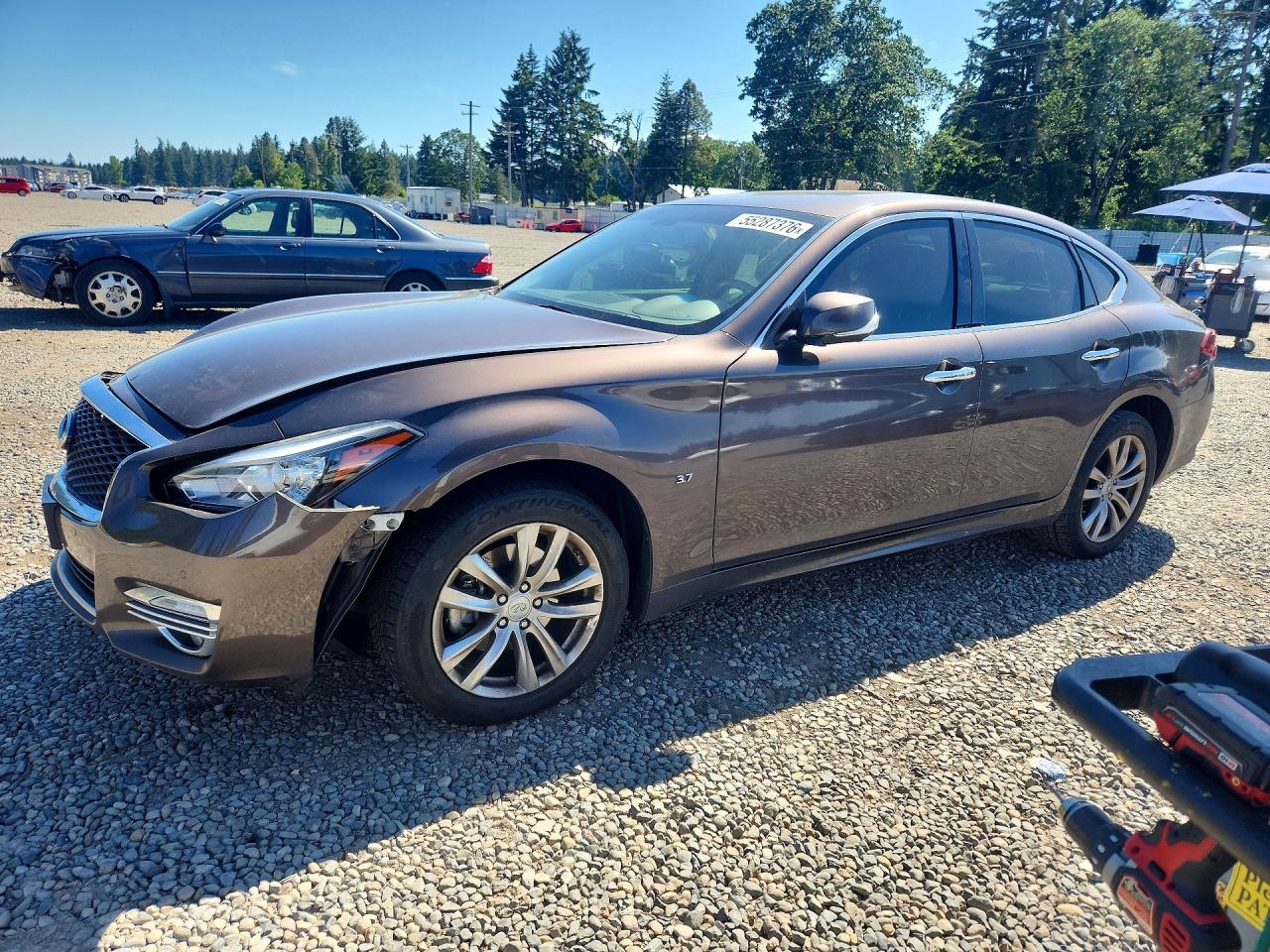 2018 Infiniti Q70 Luxe, VIN JN1BY1AR2JM220175 — Front end