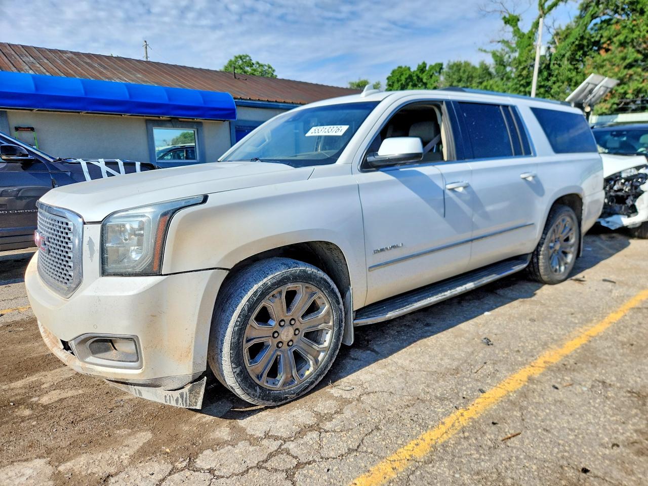 2016 GMC Yukon XL Denali, VIN 1GKS2HKJ0GR376392 — Front end