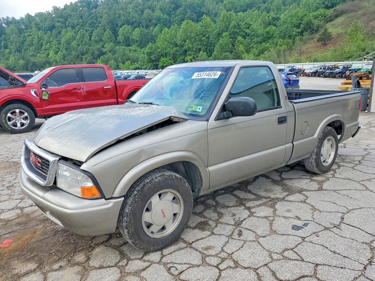 2003 GMC Sonoma SLS, VIN 1GTCS14X638172673 — Front end