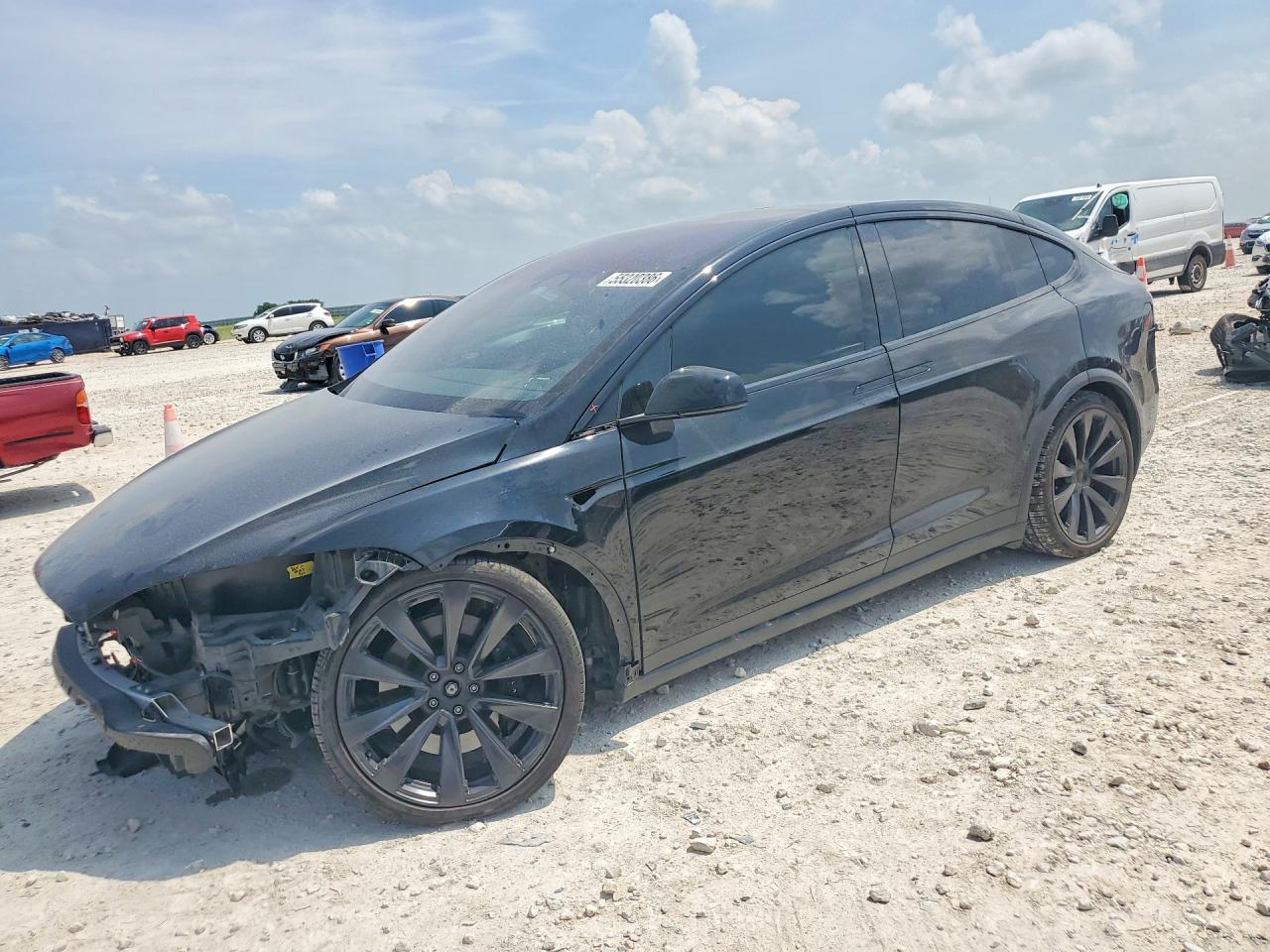 2022 Tesla Model X, VIN 7SAXCBE5XNF359177 — Перед