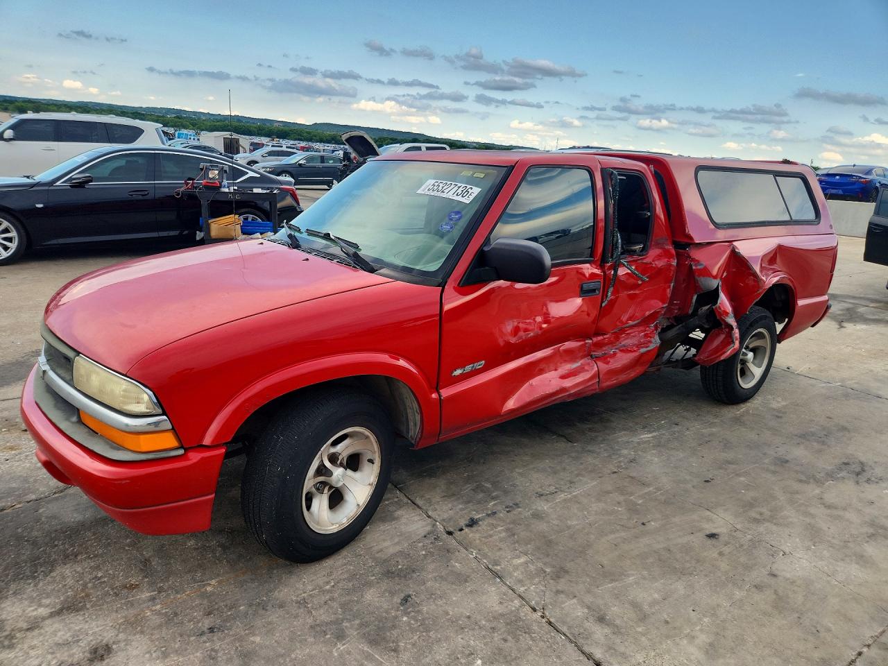 1998 Chevrolet S-10 LS, VIN 1GCCS19X9WK130790 — Side