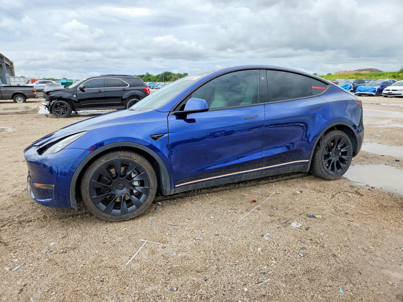 2024 Tesla Model Y Long Range, VIN 7SAYGDEE5RA292429 — Бок