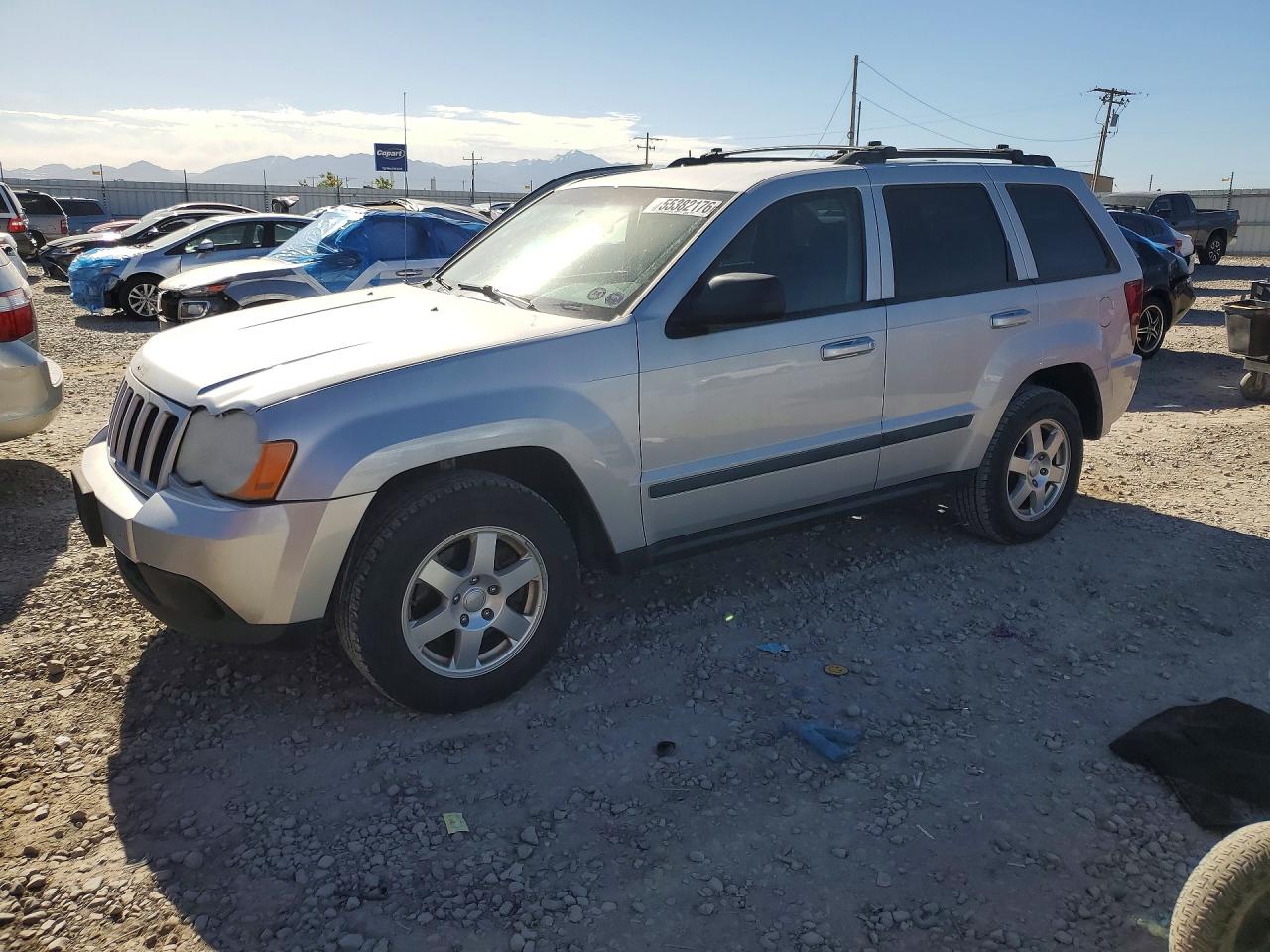 2009 Jeep Grand Cherokee Laredo, VIN 1J8GR48K09C501928 — Side
