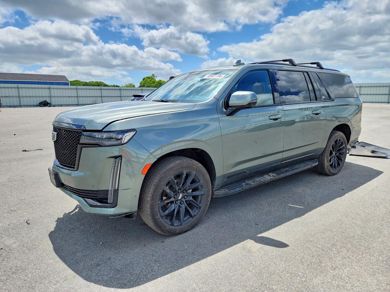 2024 Cadillac Escalade ESV 4WD Sport, VIN 1GYS4NKL5RR109851 — Перед