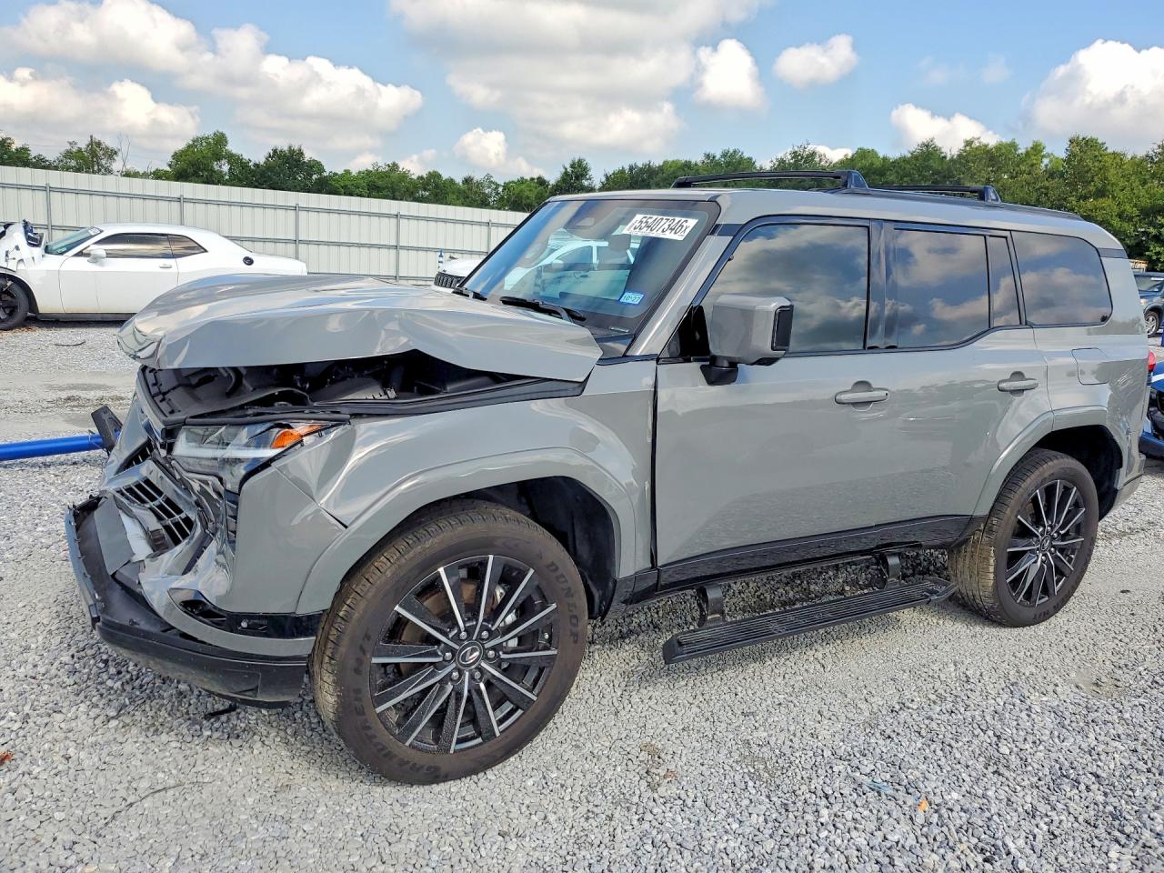 2025 Lexus GX 550 Luxury+, VIN JTJVBCDX7S5066718 — Перед