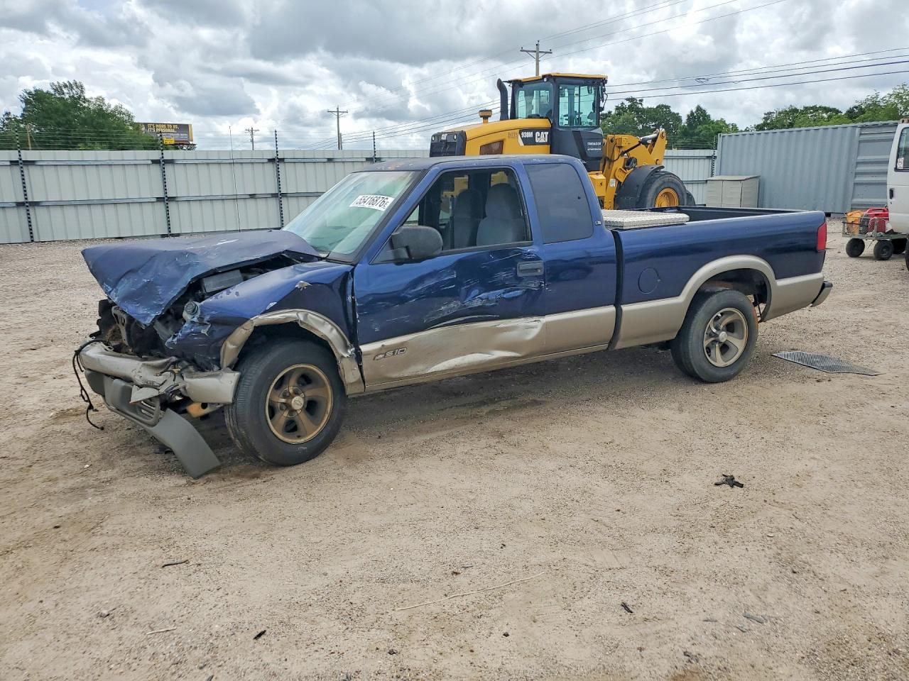 1999 Chevrolet S-10 LS, VIN 1GCCS19X4X8210769 — Front end