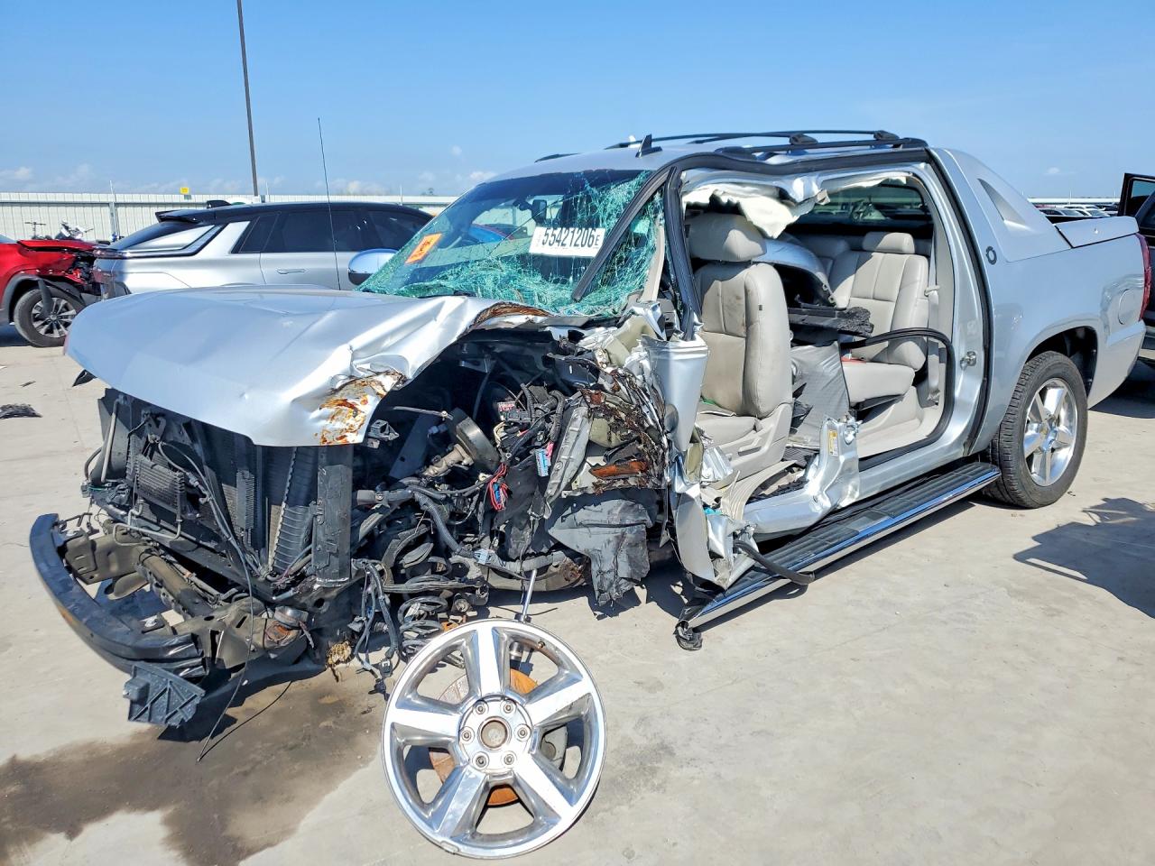 2013 Chevrolet Avalanche LT, VIN 3GNMCFE07DG339240 — Front end