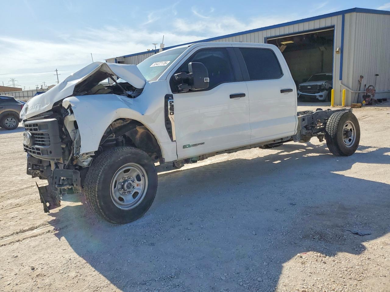 2023 Ford F-350 XLT, VIN 1FT8W3BT7PEC11395 — Front end